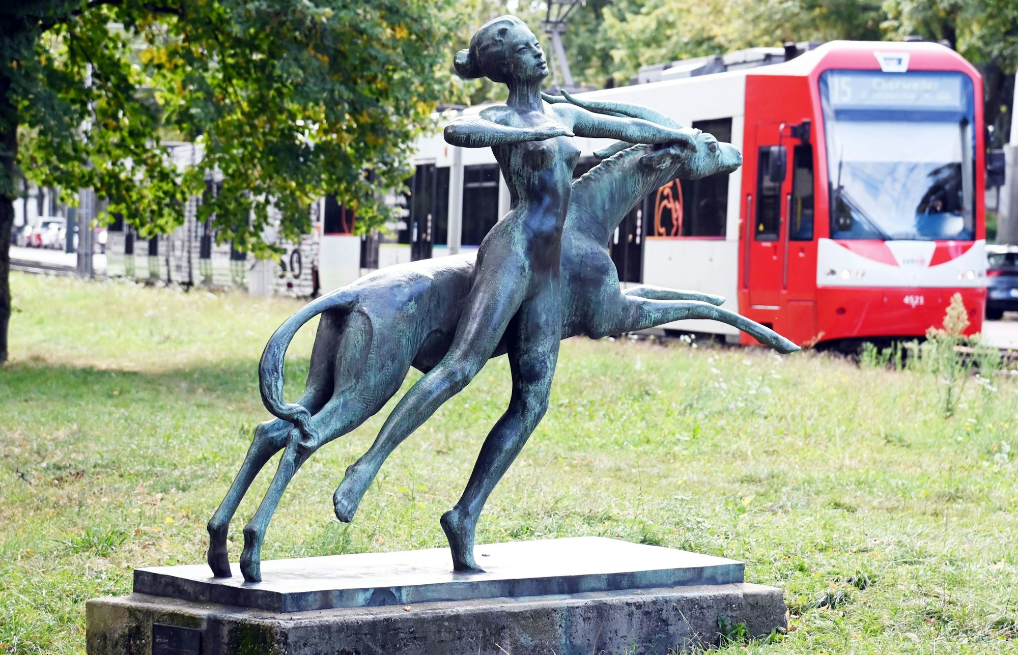 Die Plastik „Diana mit springender Antilope“ von Fritz Behn auf dem Sachsenring.