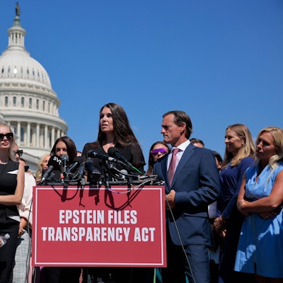 Teresa Helm (Mitte) spricht während einer Pressekonferenz gemeinsam mit weiteren mutmaßlichen Opfern von Jeffrey Epstein.