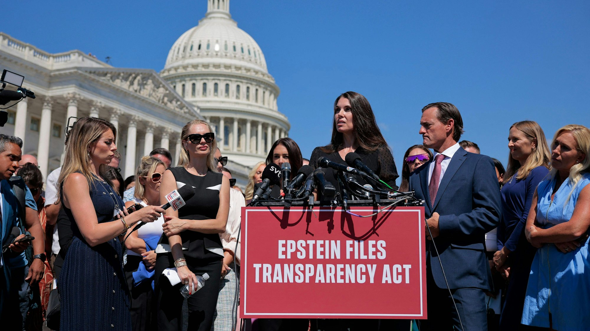 Teresa Helm (Mitte) spricht während einer Pressekonferenz gemeinsam mit weiteren mutmaßlichen Opfern von Jeffrey Epstein.
