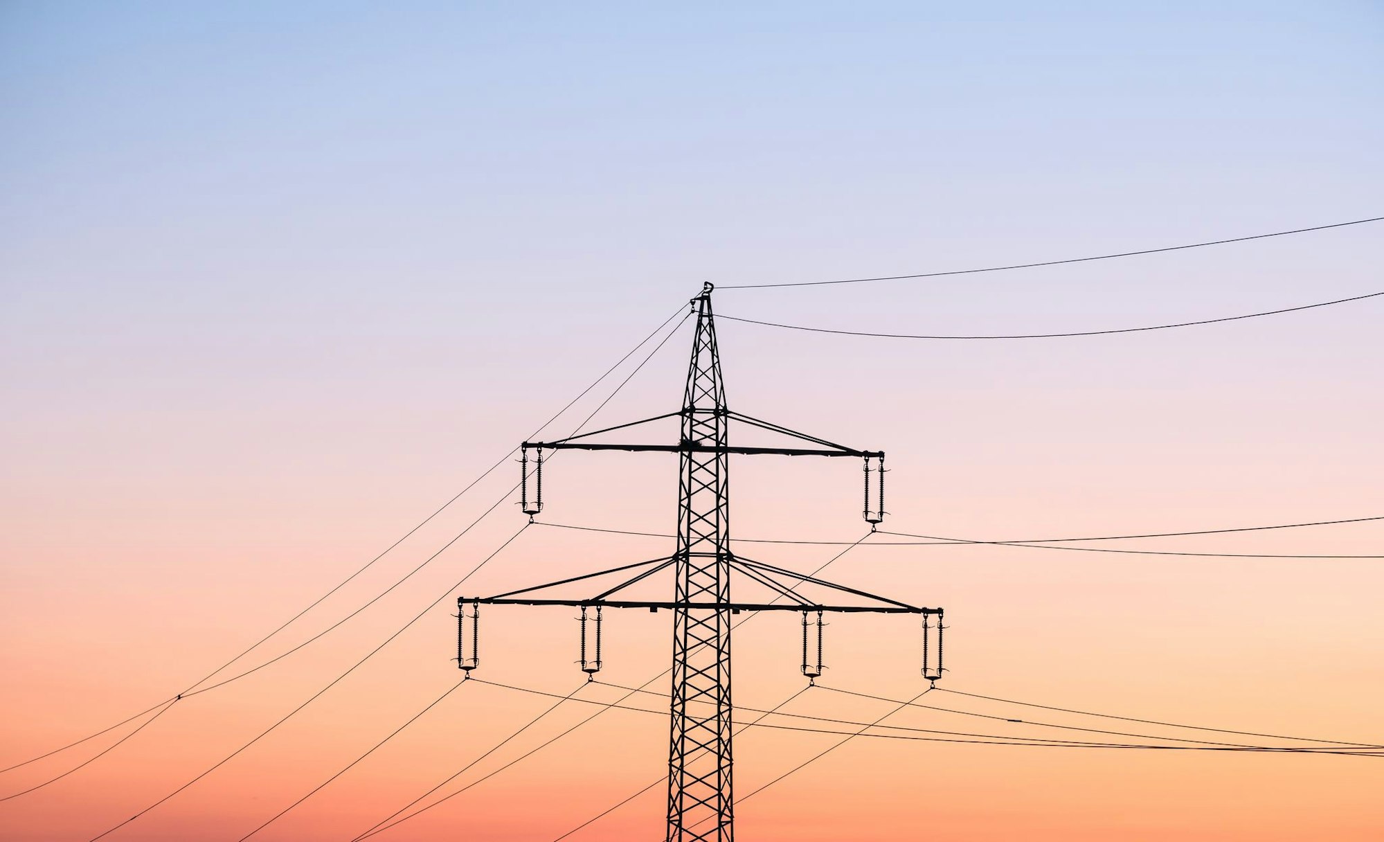 Über Netzentgelte wird unter anderem der teure Ausbau der Stromnetze finanziert. (Archivbild)