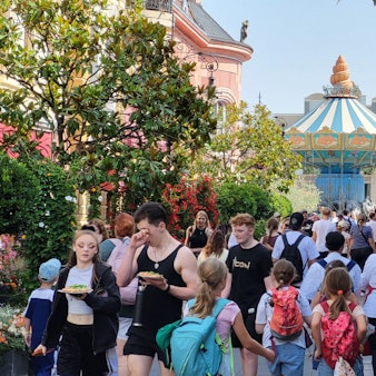 Blick auf die Themenwelt „Berlin“ im Freizeitpark Phantasialand.