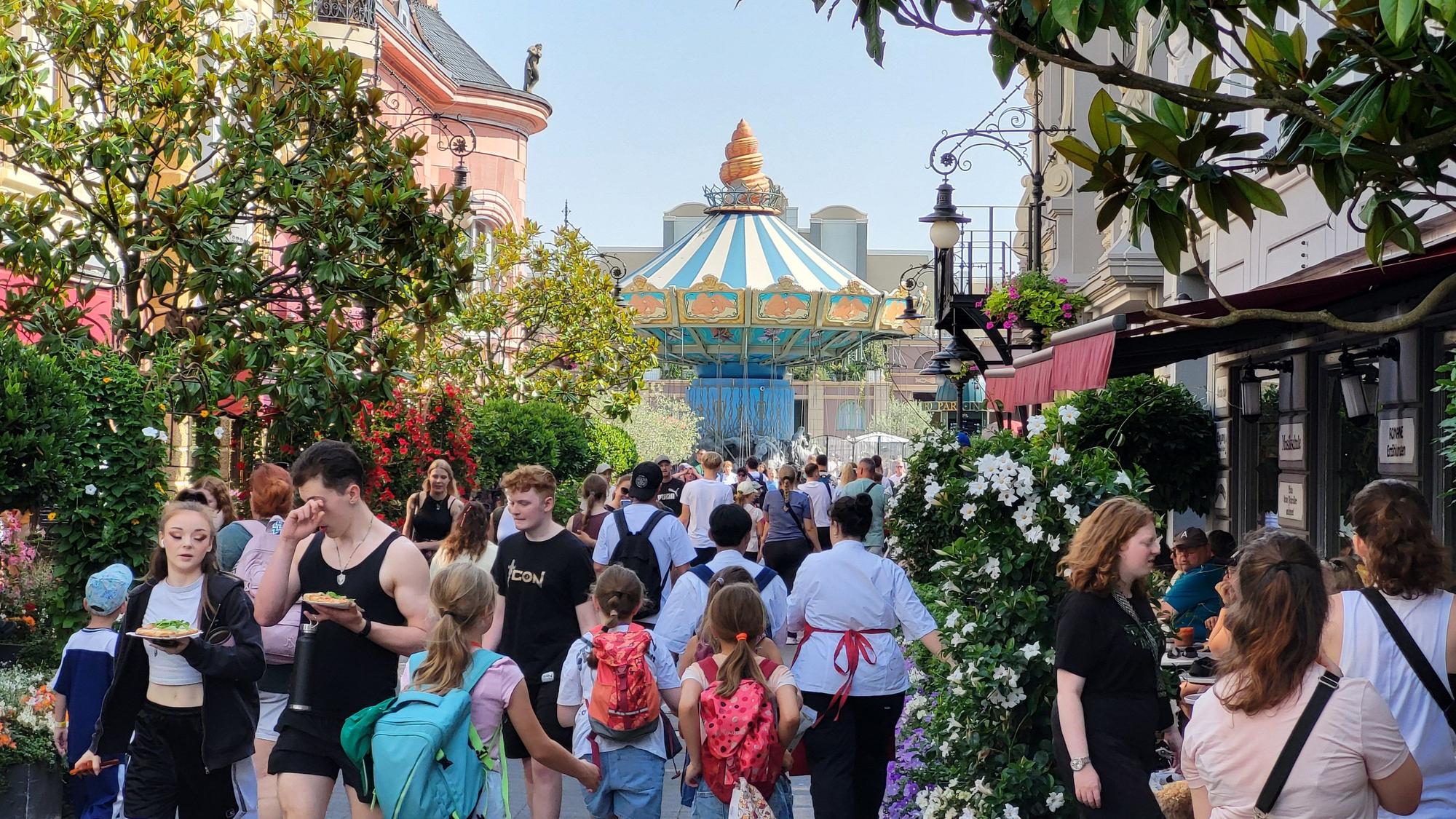 Blick auf die Themenwelt „Berlin“ im Freizeitpark Phantasialand.