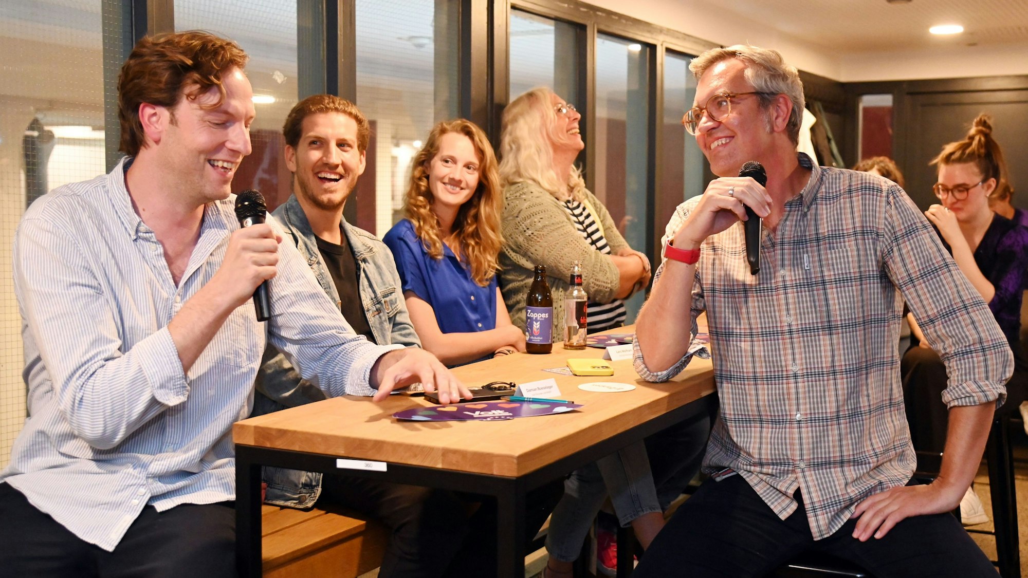 Ob-Kandidat von Volt, Lars Wolfram (rechts), im Gespräch mit Volt-Mitgründer Damian Boeselager im Zappes.