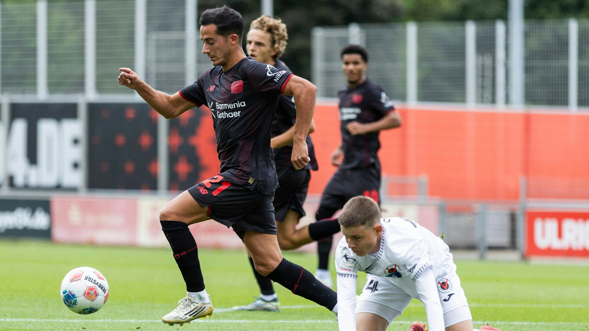 Leverkusens Lucas Vazquez (l.) und Raphael Ott von Viktoria Köln