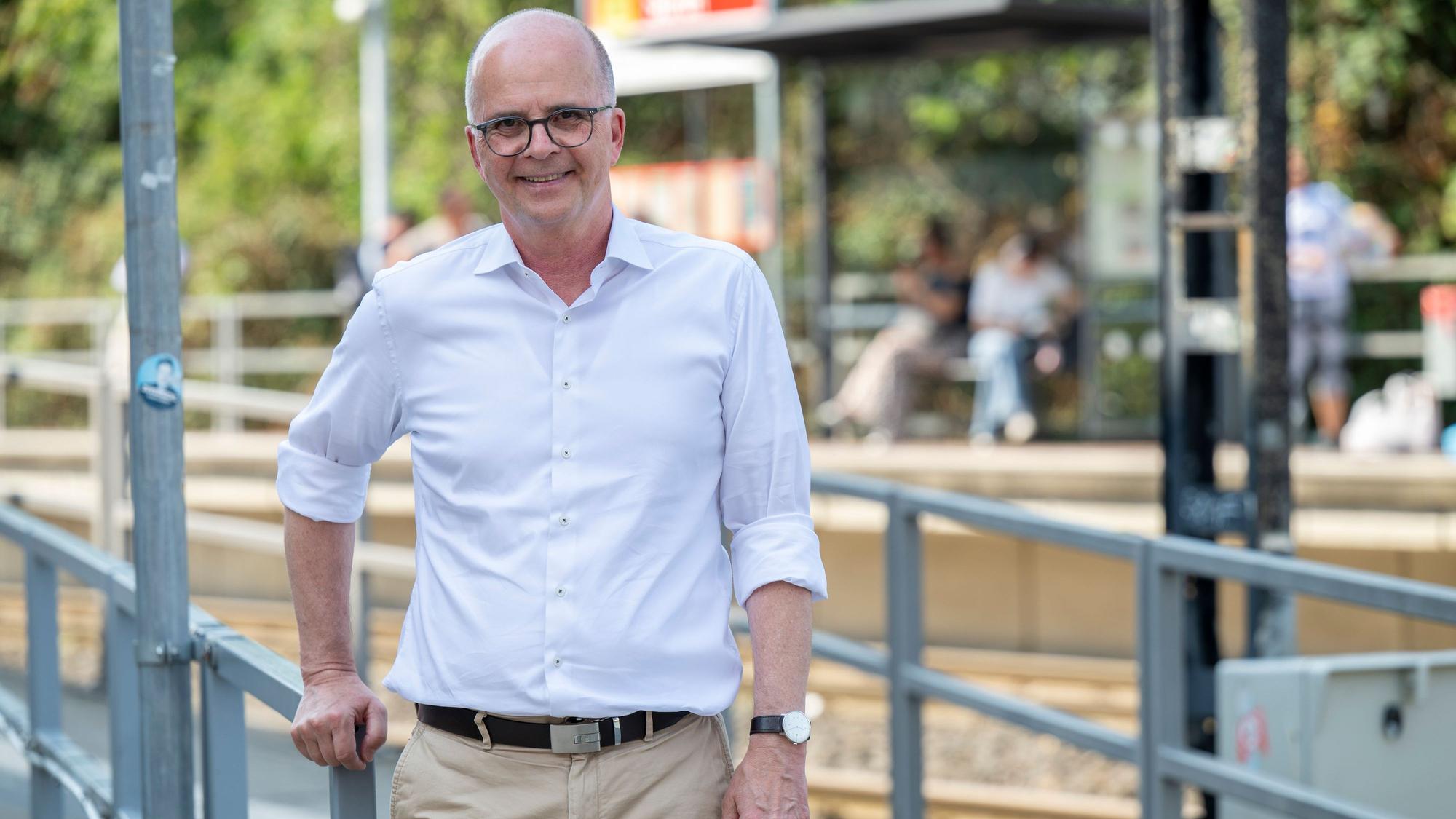 Markus Greitemann an der KVB-Haltestelle in Sürth.
