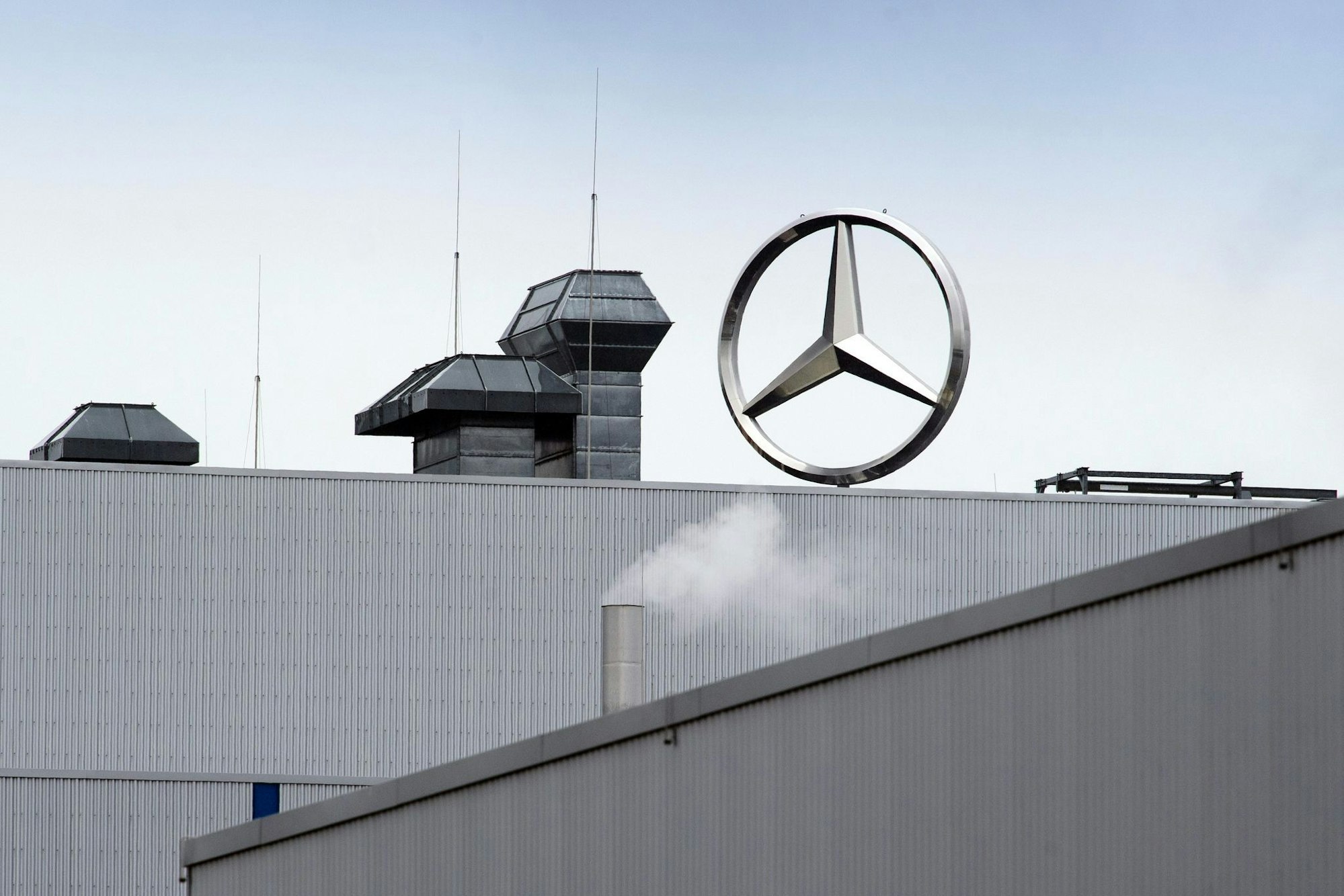 In Ludwigsfelde stellen rund 2.000 Beschäftigte Sprinter mit offenen Baumustern her. (Archivbild)
