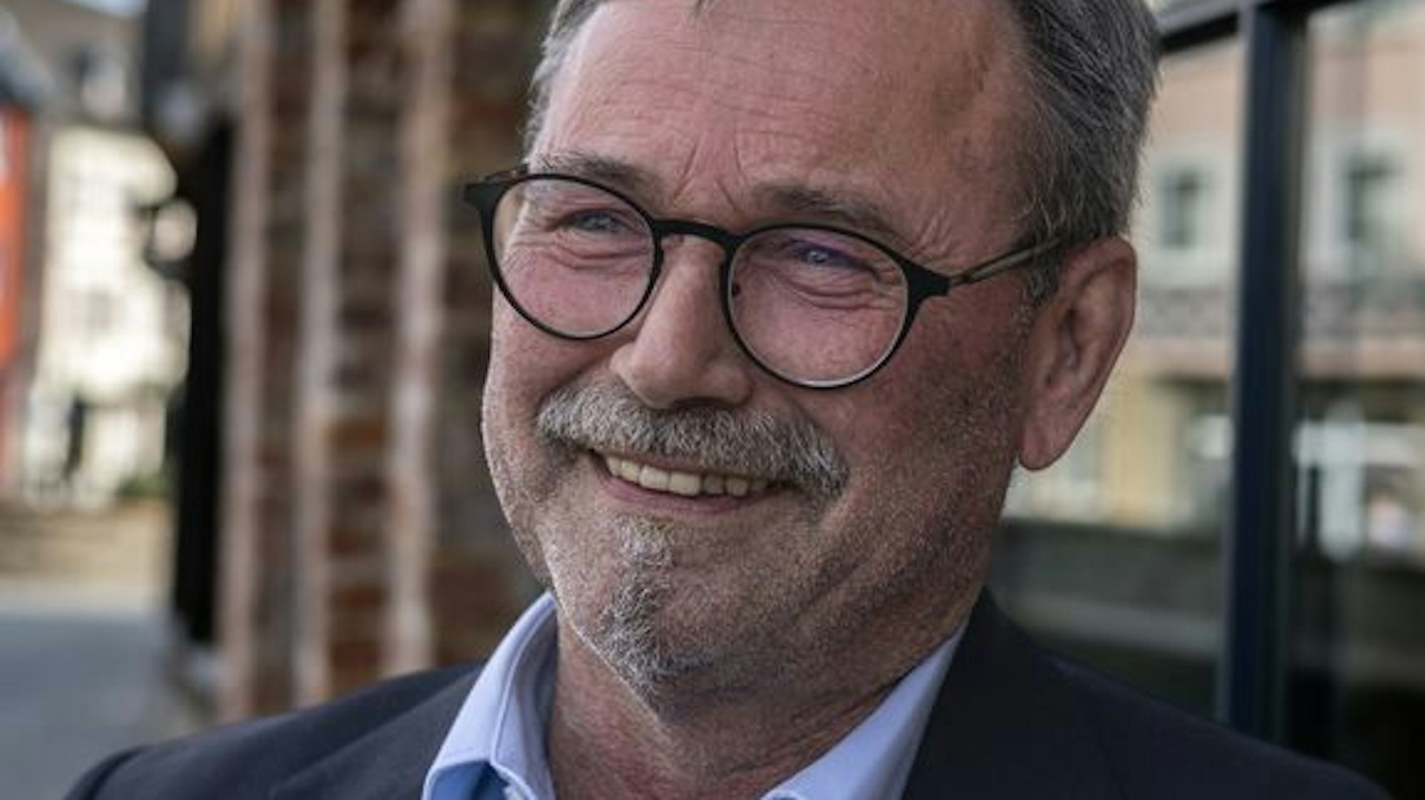 Gerd Lingscheid-Henseler lehnt an ein Gebäude und schaut nicht in die Kamera.