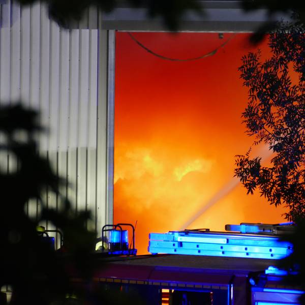 Flammen schlagen aus der Halle der RSAG, in der es gebrannt hatte.