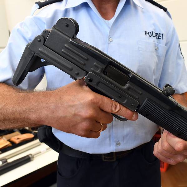 Eine Maschinenpistole vom Typ Uzi: Solche und andere Waffen soll der Angeklagte produziert haben.