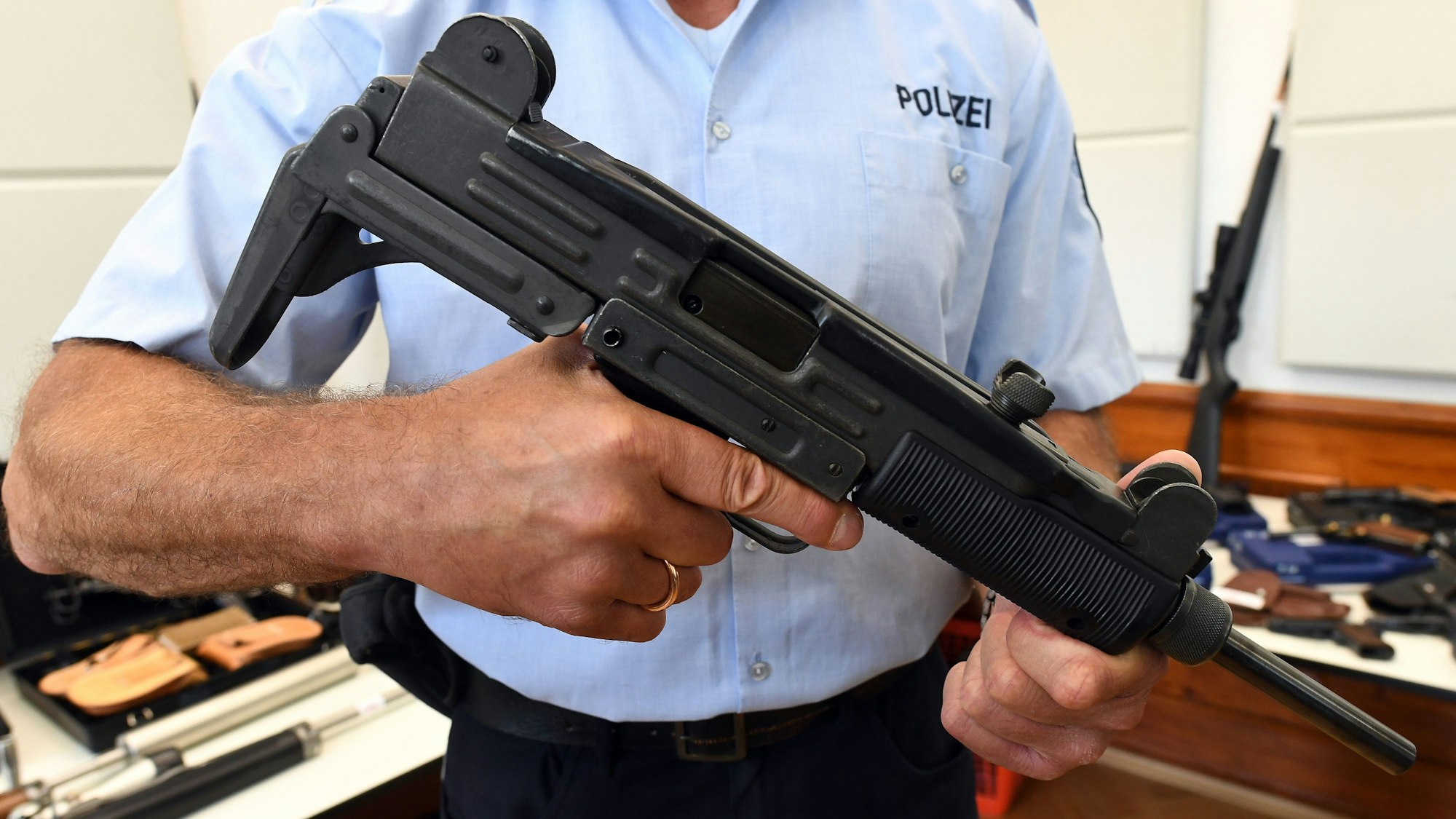 Eine Maschinenpistole vom Typ Uzi: Solche und andere Waffen soll der Angeklagte produziert haben.