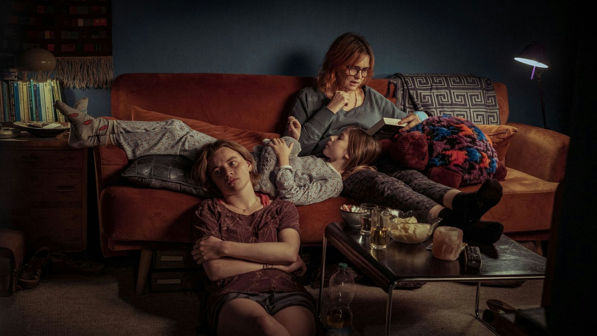 Von links nach rechts: Tilda (Luna Wedler), Ida (Zoë Baier) und ihre Mutter (Laura Tonke) wohnen in einer tristen Kleinstadt. (Bild: Constantin Film Distribution/Gordon Timpen)