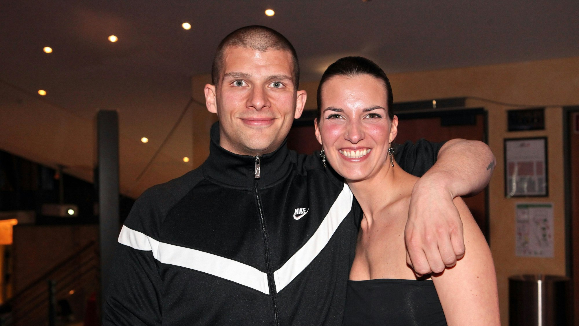 Tarek Ehlail und Produzentin Stephanie M. Blum bei der Kinopremiere des Films „Gegengerade - 20359 St. Pauli“.