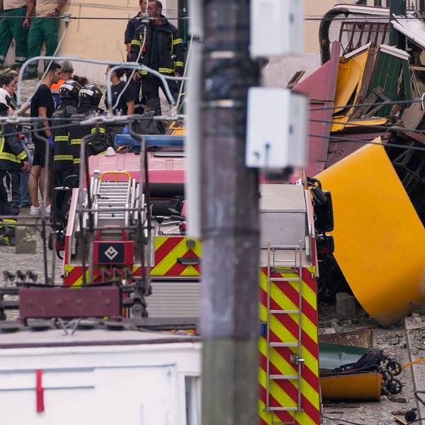 Rettungskräfte arbeiten an der Stelle, an der eine Standseilbahn entgleist ist.