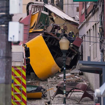 Rettungskräfte arbeiten an der Stelle, an der eine Standseilbahn entgleist ist.