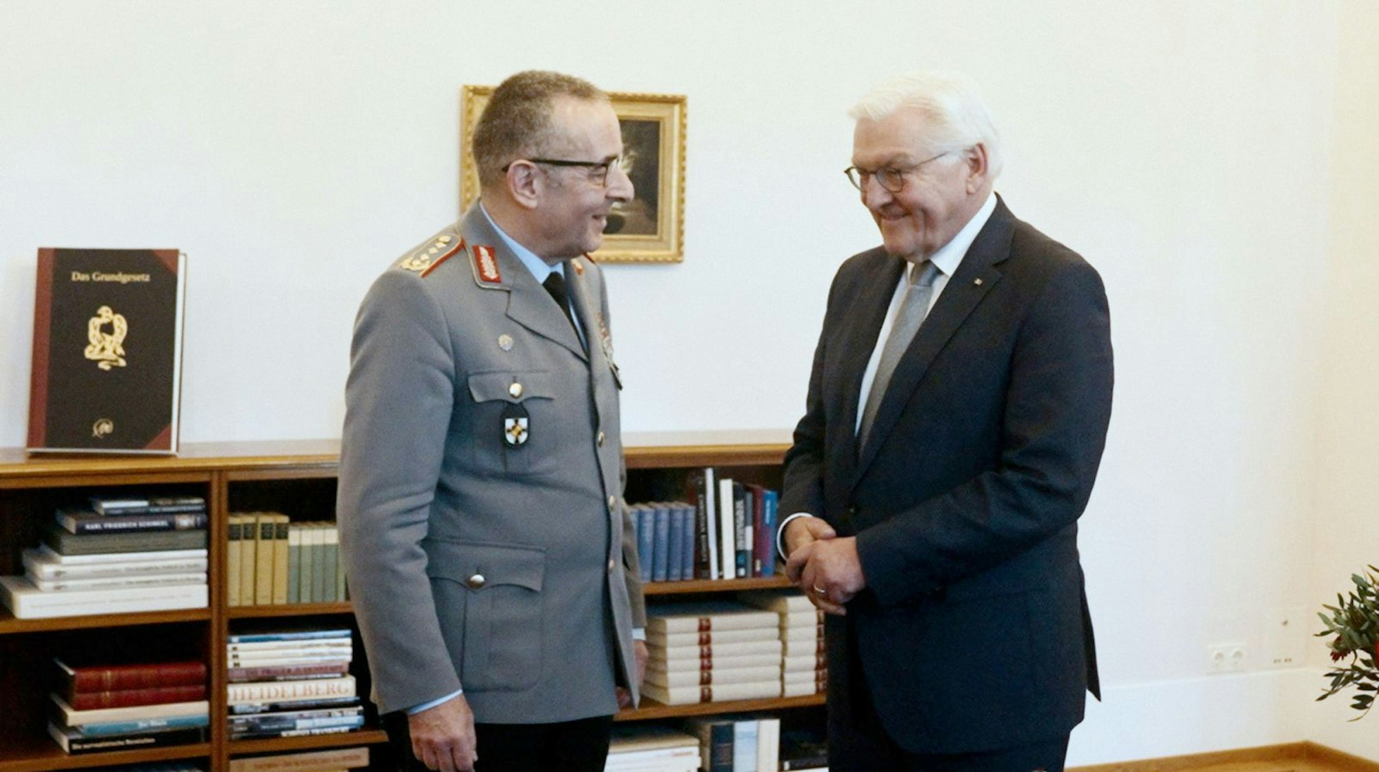 Auch mit Bundespräsident Frank-Walter Steinmeier (rechts) befindet sich Carsten Breuer im stetigen Austausch. (Bild: NDR / Willem Konrad)
