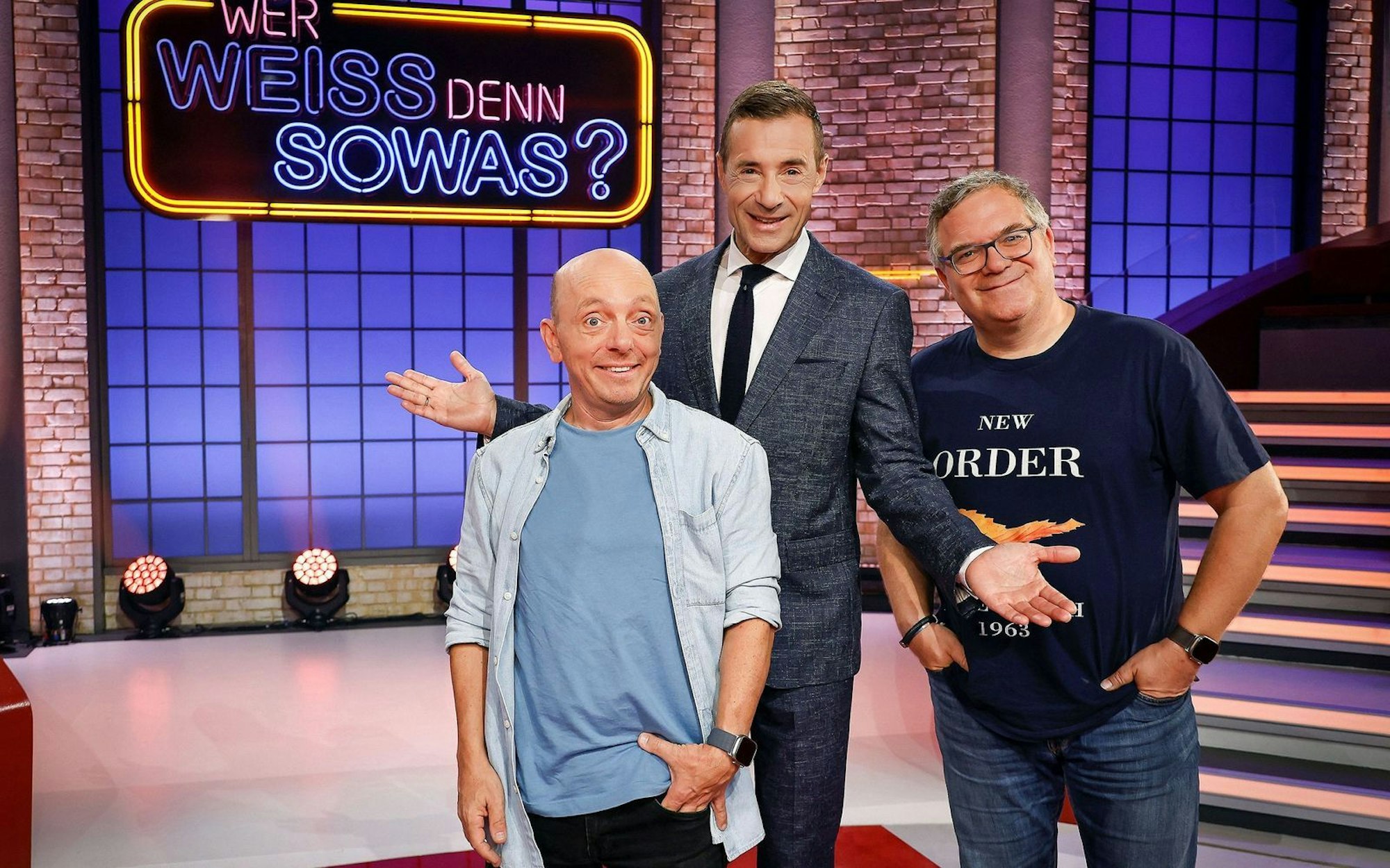 Sie standen bislang für den Erfolg von „Wer weiß den sowas?“, von links: Bernhard Hoecker, Kai Pflaume und Elton. (Bild: ARD / Morris Mac Matzen)
