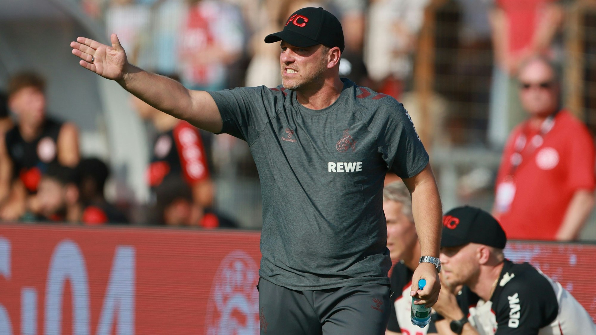 Lukas Kwasniok gibt Anweisungen bei einem Testspiel.
