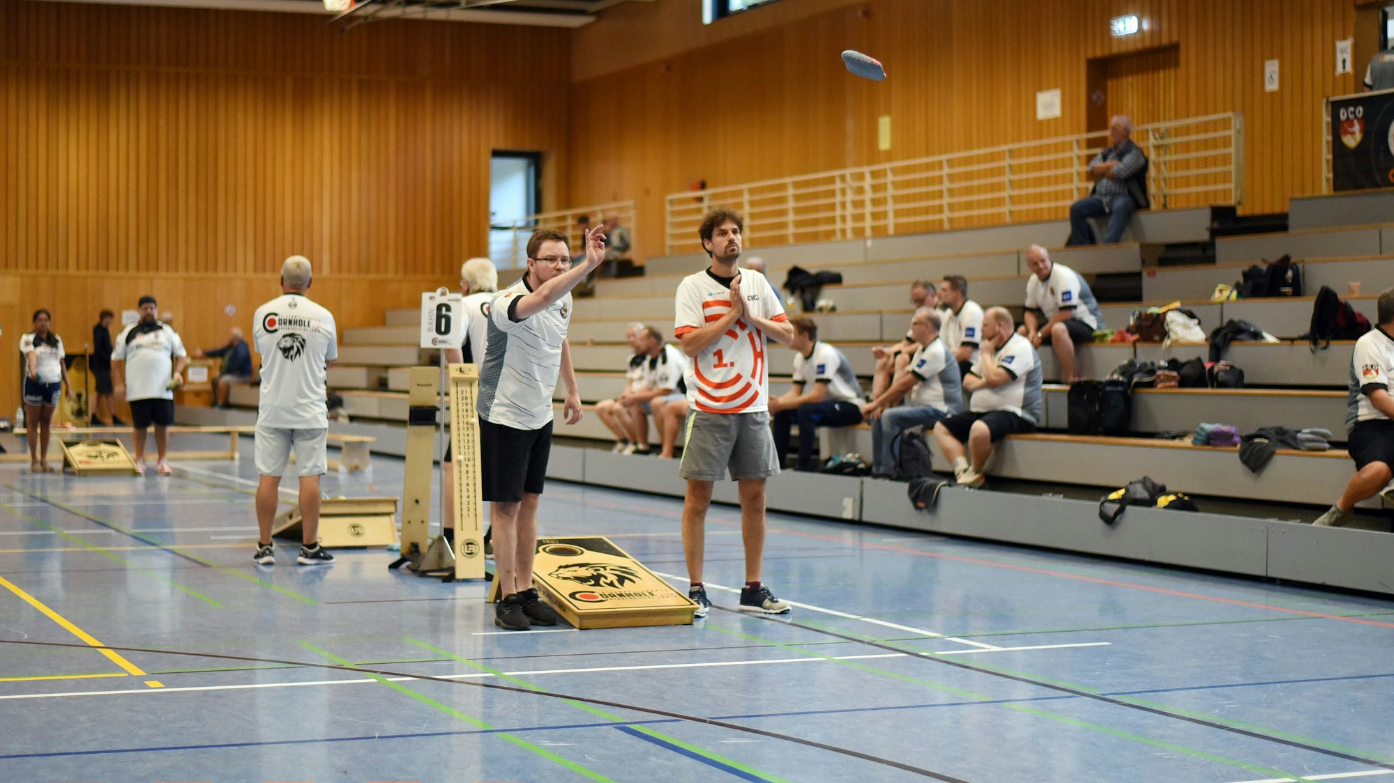 Zwei Spieler beim Cornhole.