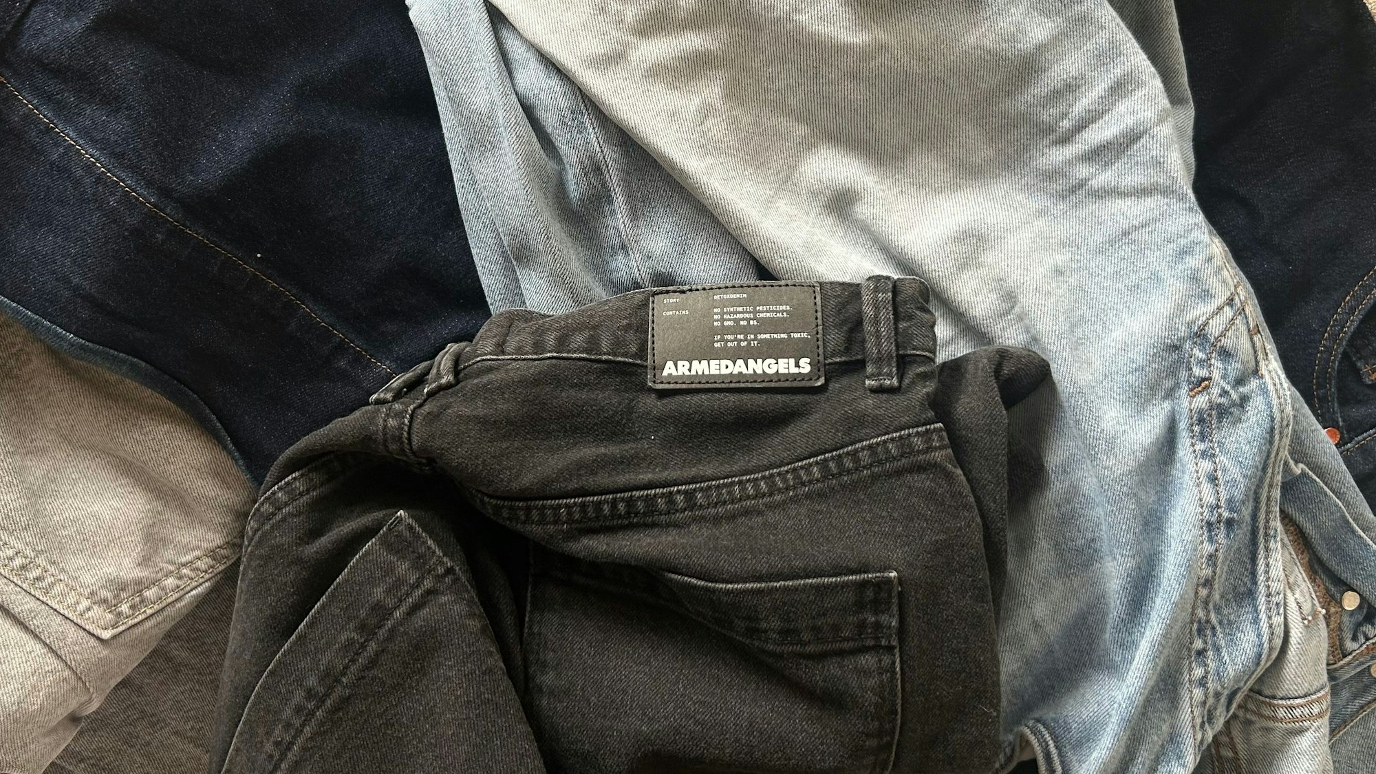 Der ArmedAngels-Store in Köln wird zur Repair Station, mit Gratis-Reparaturen & Stickerei für neue Lieblingsstücke.