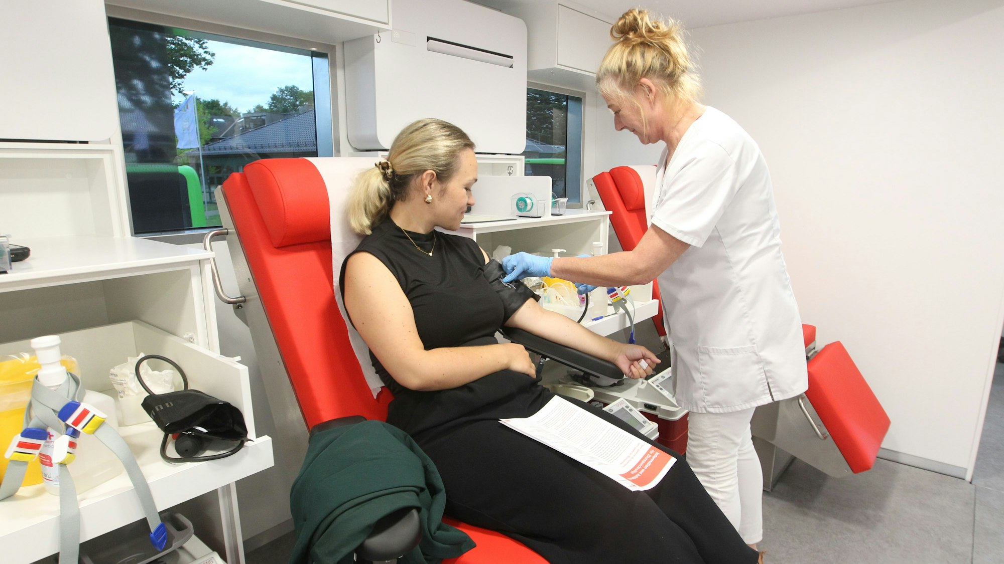 Die Verwaltung der Gemeinde Neunkirchen-Seelscheid war zum Blutspenden aufgerufen. Das DRK war mit dem Blutspendedienst West in einem neuen und moderen Fahrzeug auf den Parkplatz der Gesamtschule Neunkirchen gekommen. Auch Kristina Schik aus der Presseabteilung spendete Blut.