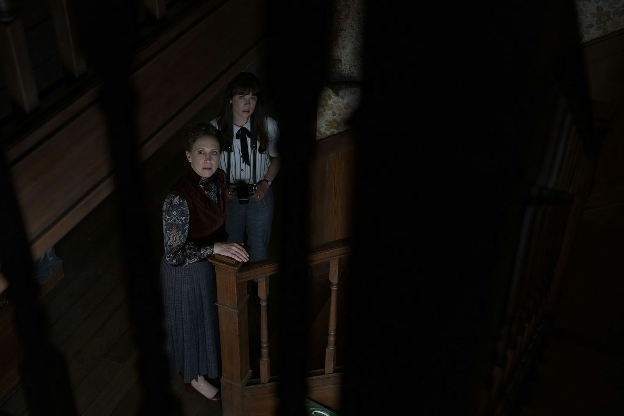 Lorraine Warren (Vera Farmiga, links) und ihre Tochter Judy (Mia Tomlinson) haben etwas Unheimliches entdeckt. (Bild: 2025 Warner Bros. Entertainment)