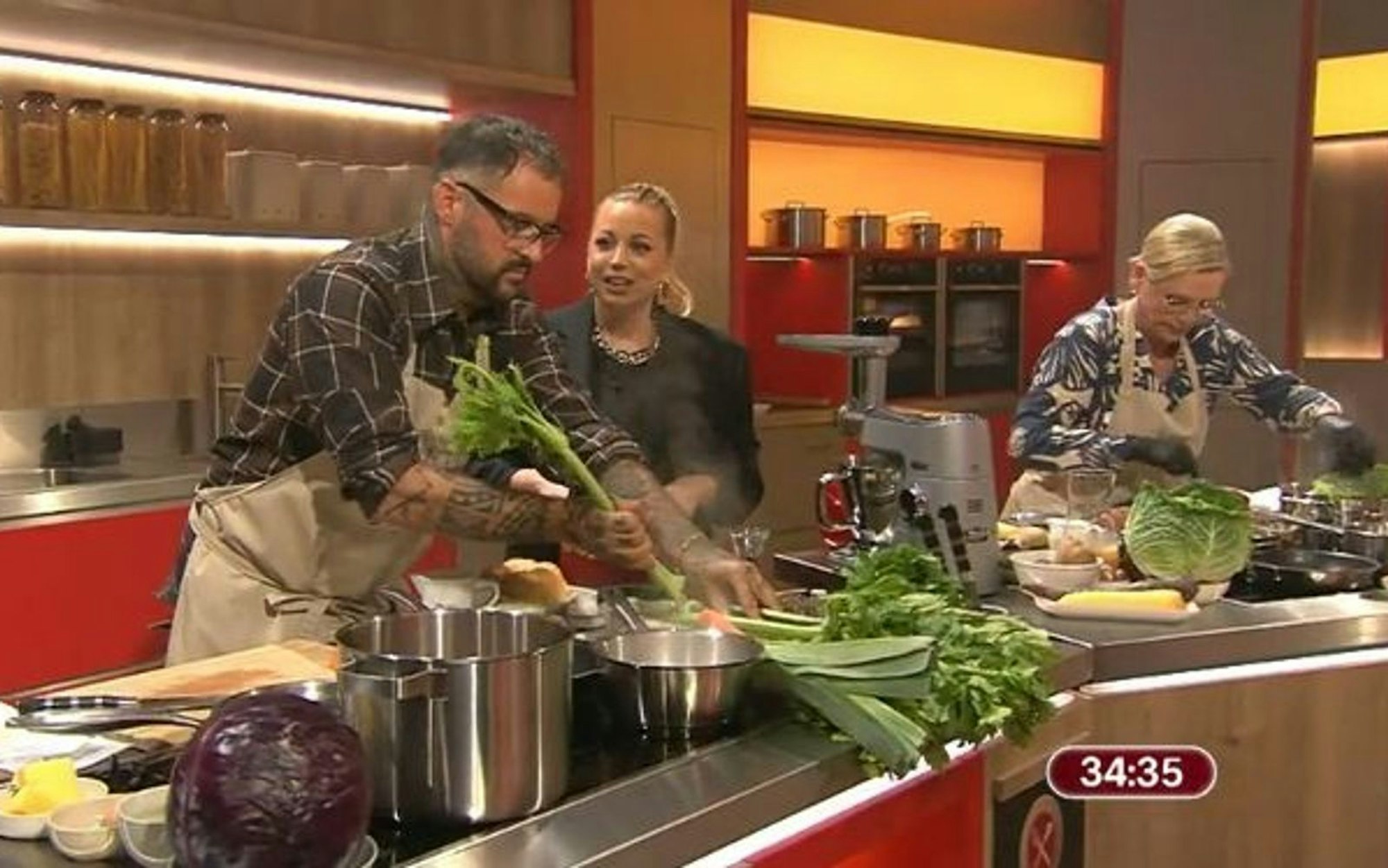 Daniel macht „eine Art Sauerbraten“, Anja bereitet Wirsing-Kohlrouladen zu und Paul angeräucherten Backfisch. Und die Profis? Viktoria Fuchs hat sich für badische Frikadellen mit Spätzle entschieden, Cornelia Poletto macht Schellfisch und Johann Lafer wagt sich an asiatisches Beef Tatar. (Bild: ZDF)