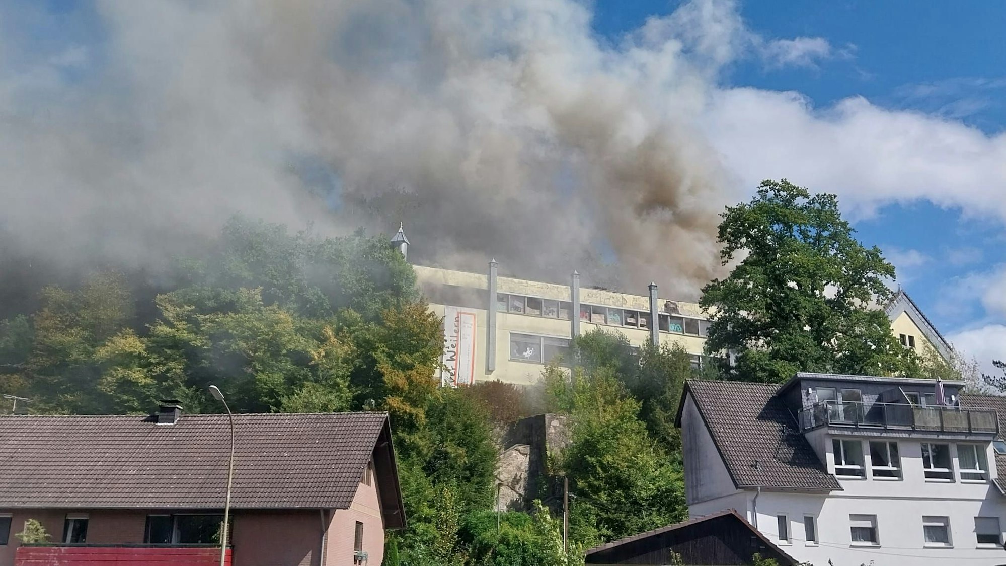 Das Geisterhaus Castell Sonneck in Lohmar brennt.