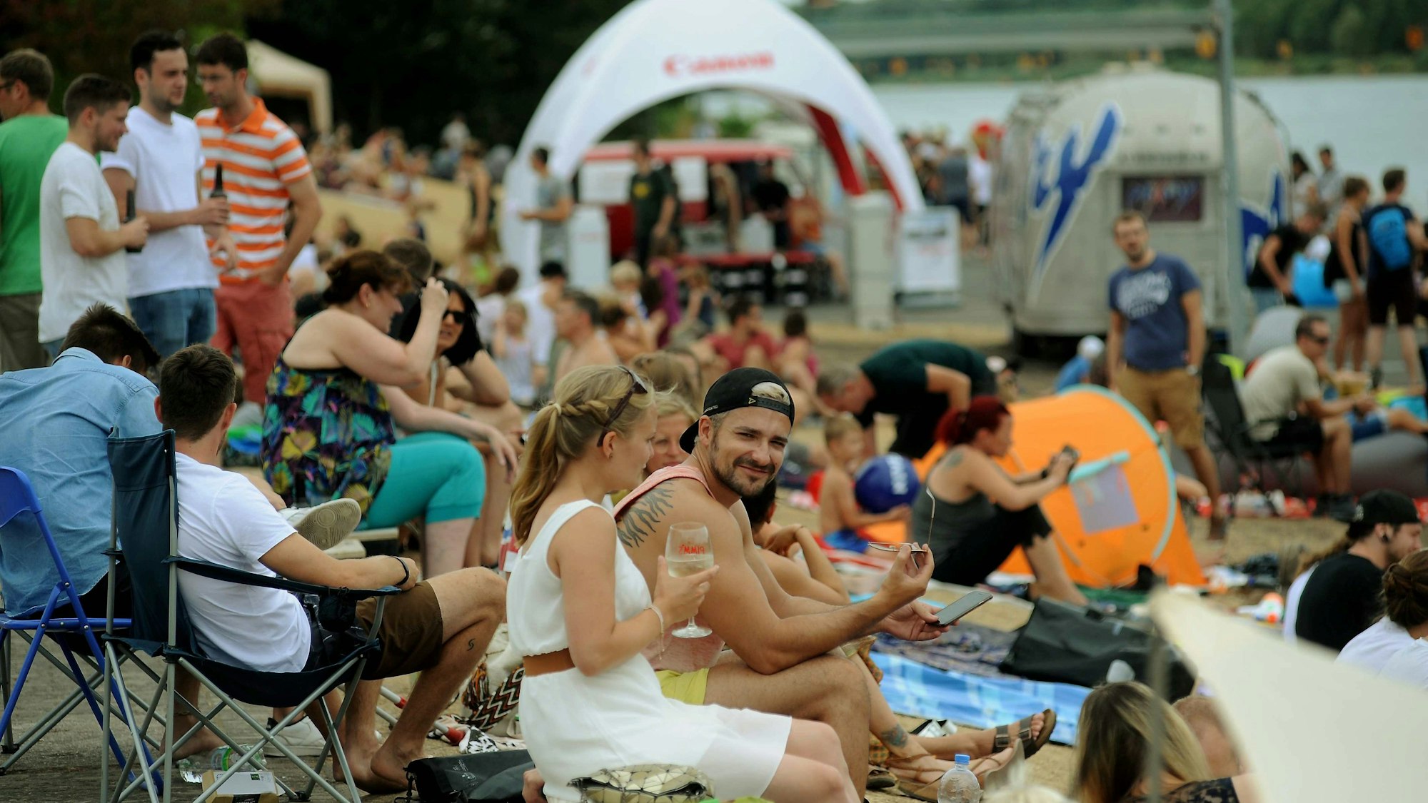 Besuchende beim Eat Play Love in Köln. (Archivbild)