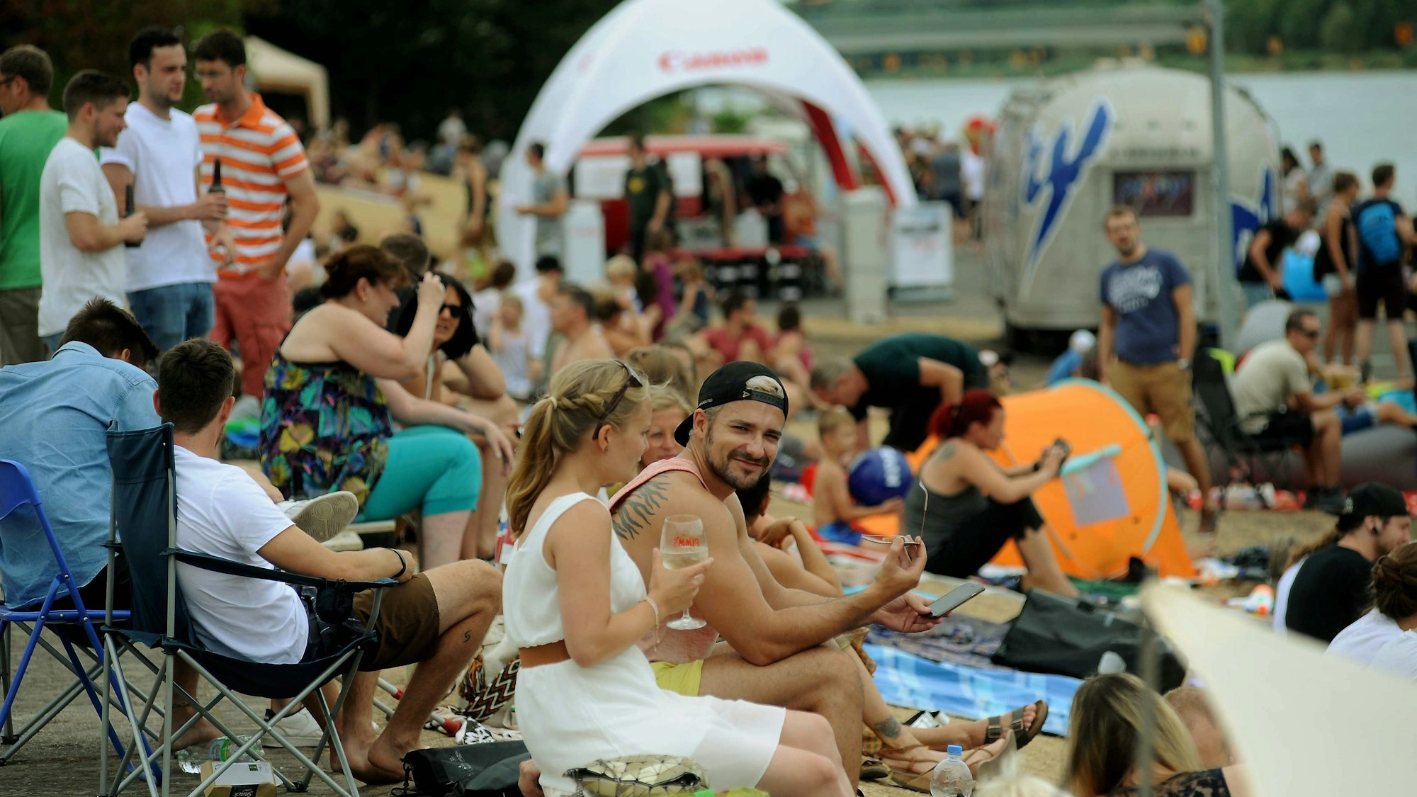 Besuchende beim Festival „Eat Play Love“ am Fühlinger See in Köln. (Archivbild)