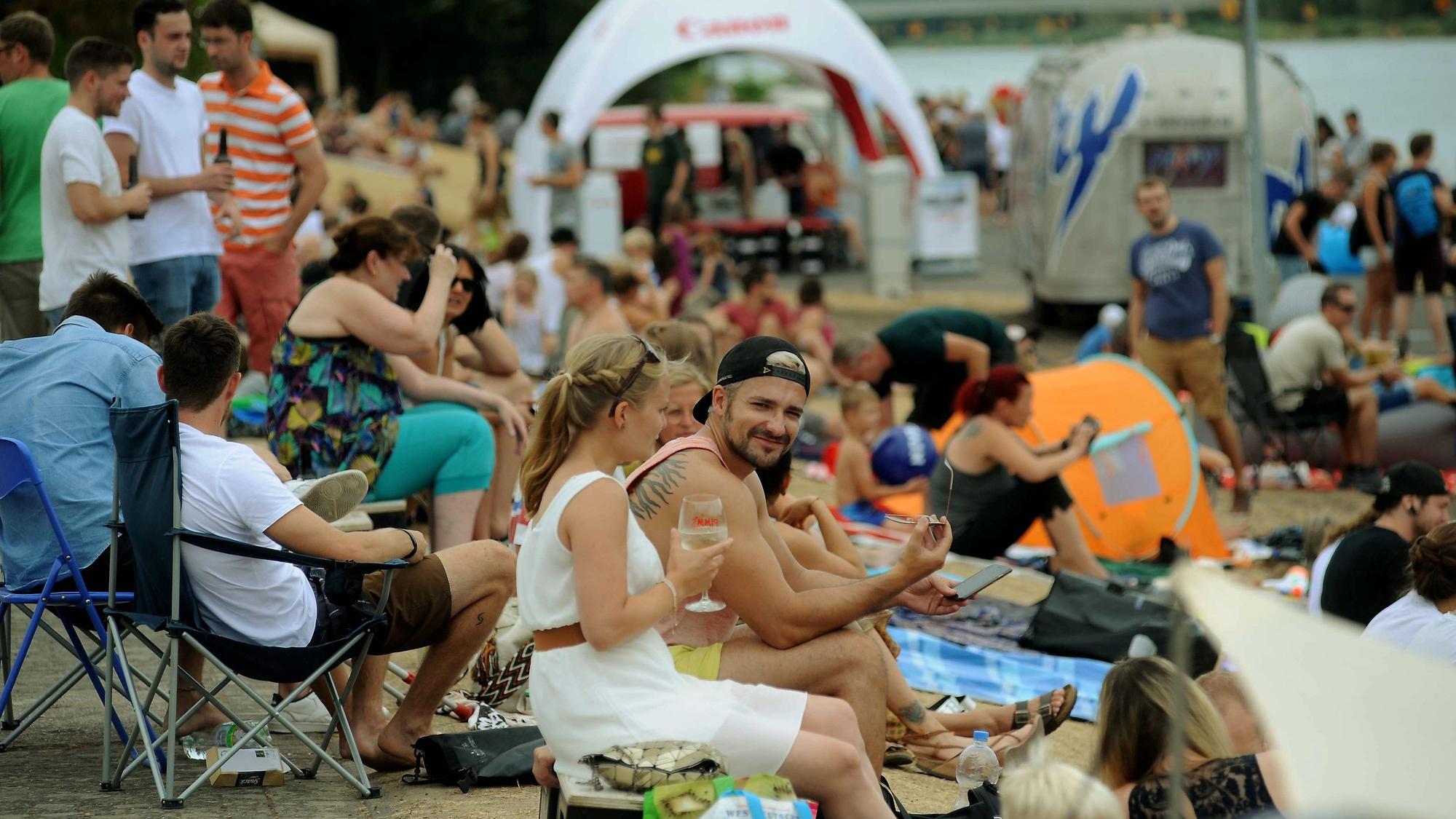 Besuchende am Fühlinger See beim Eat Play Love Festival. (Archivbild)