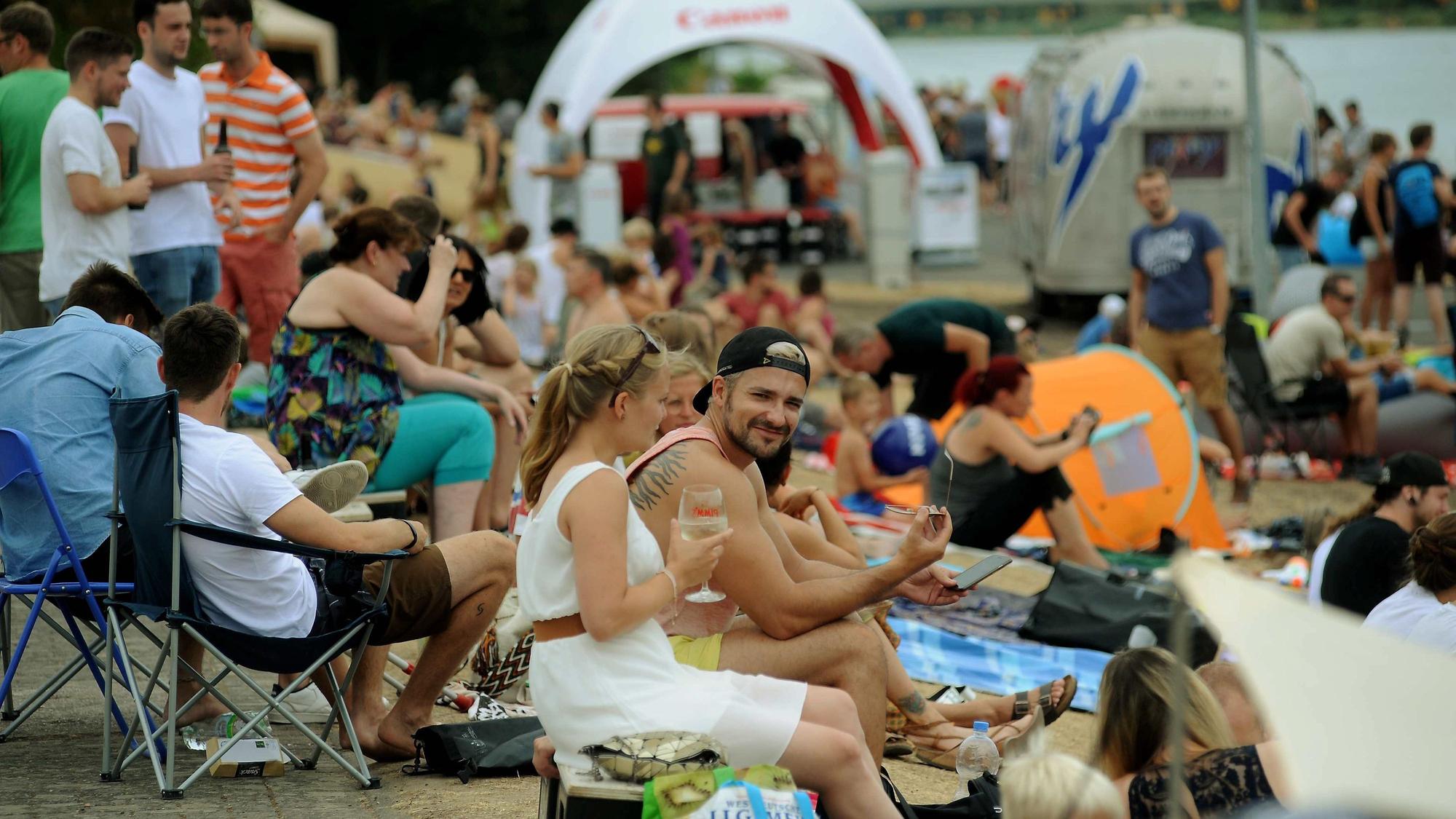 Besuchende beim Eat Play Love Festival am Fühlinger See. (Archivbild)