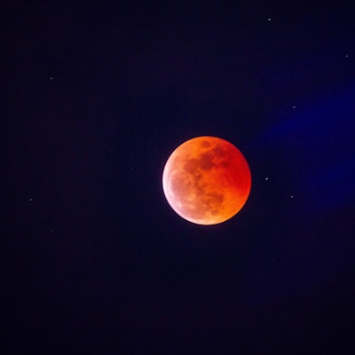 Ein rot schimmernder Vollmond während einer totalen Mondfinsternis. (Symbolbild)