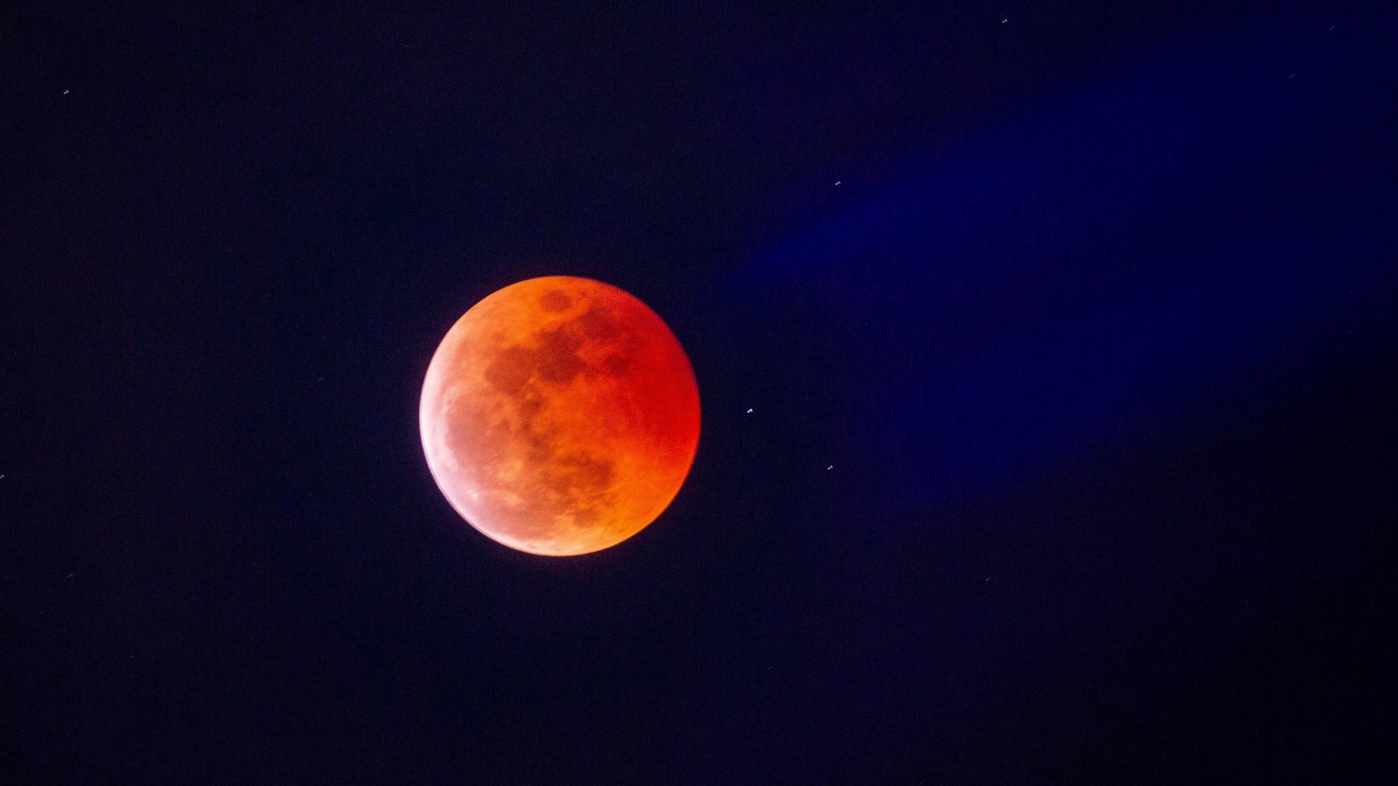 Ein rot schimmernder Vollmond während einer totalen Mondfinsternis. (Symbolbild)