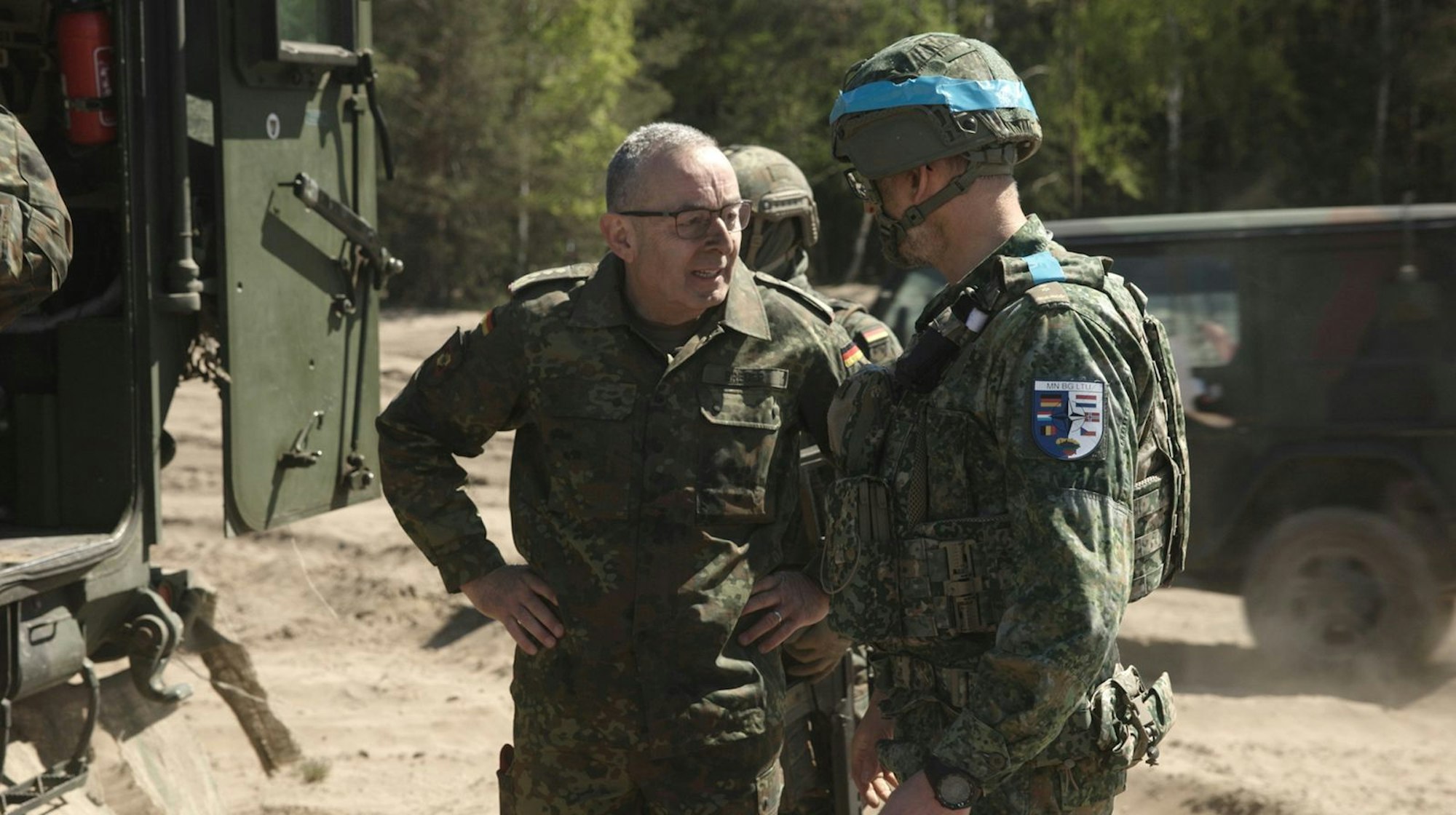 In Krisengebieten, wie hier in Litauen nahe der russischen Grenze, holt sich Carsten Breuer (links) wichtige Lageberichte ein. (Bild: NDR / Lucas Stratmann)