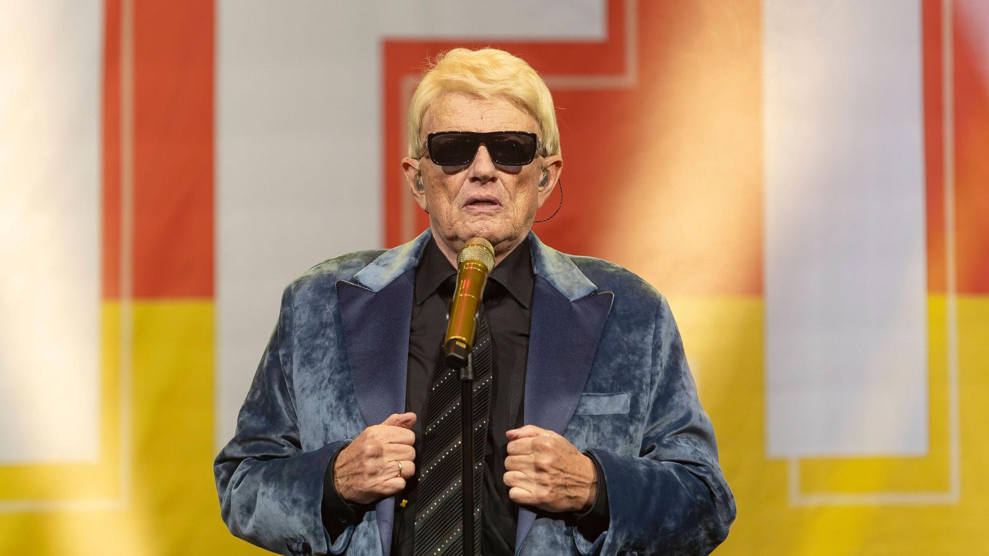 Volksmusik-Star Heino beim Konzert auf der Bühne.