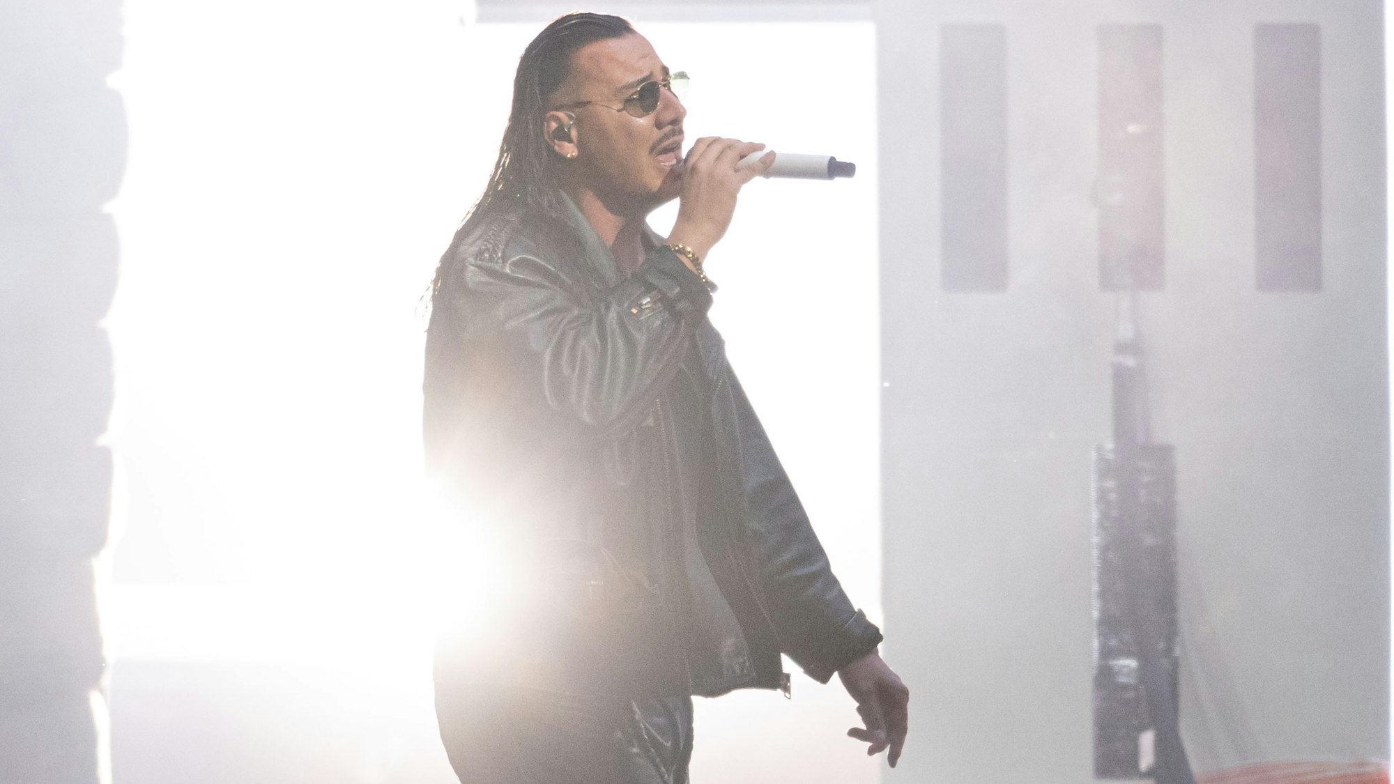 Apache 207 auf der Bühne. Er ist einer der bekanntesten Rapper in Deutschland. (Archivbild)