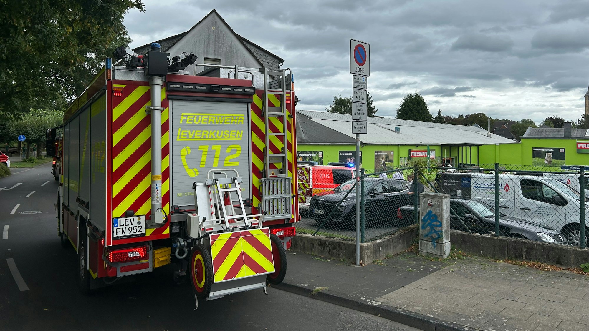 In der Halle der Opladener Filiale des Tierbedarf-Anbieters Fressnapf stürzte am Mittwochmittag ein Teil der Decke ein.