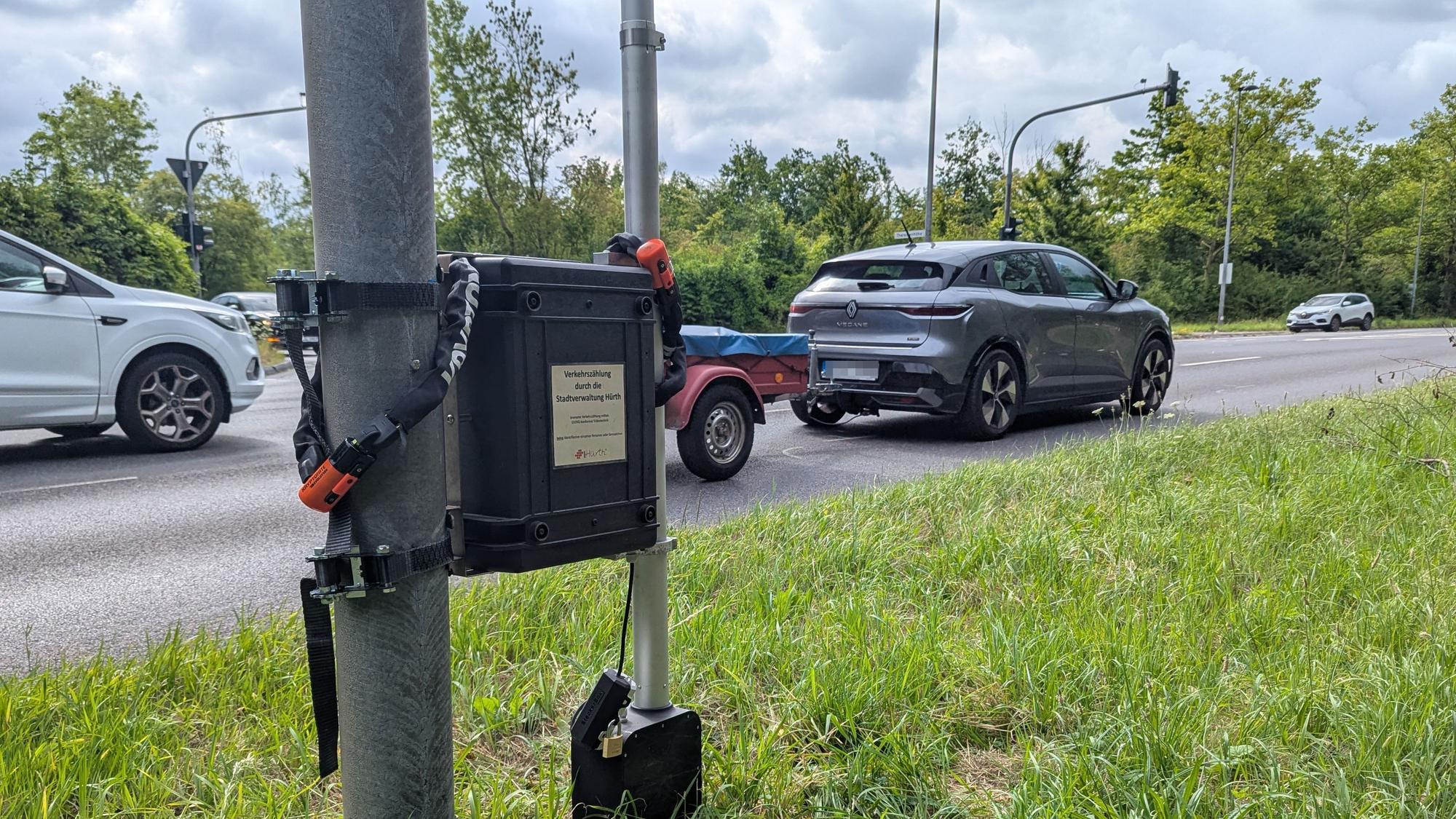 Das Foto zeigt ein Verkehrsmessgerät an einem Schildermast.