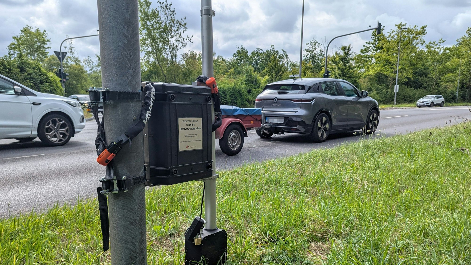 Das Foto zeigt ein Verkehrsmessgerät an einem Schildermast.