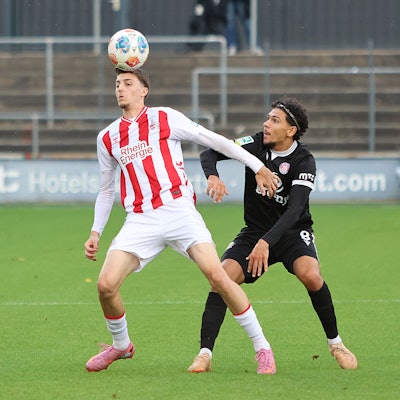 Fussball | Regionalliga West 6.Spieltag | Montag 01.09.2025 | Ort: Franz Kremer Stadion Koeln | 1.FC Koeln U21 - Wuppertaler SV | Im Bild von links Malek El Mala (Koeln U21) und Jeremy Celal Aydogan (WSV) |
Foto: Stefan Rittershaus / FUNKE Foto Services