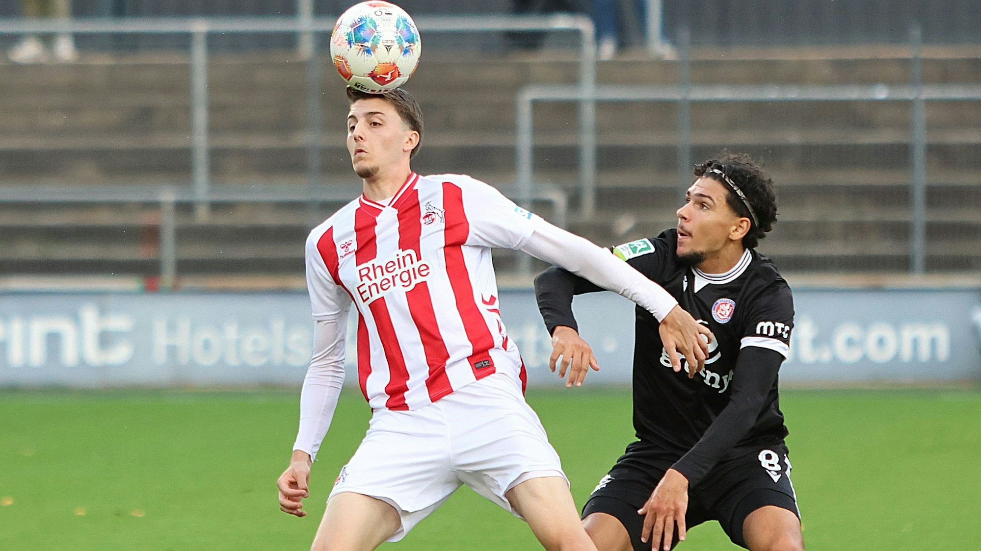 Fussball | Regionalliga West 6.Spieltag | Montag 01.09.2025 | Ort: Franz Kremer Stadion Koeln | 1.FC Koeln U21 - Wuppertaler SV | Im Bild von links Malek El Mala (Koeln U21) und Jeremy Celal Aydogan (WSV) |
Foto: Stefan Rittershaus / FUNKE Foto Services