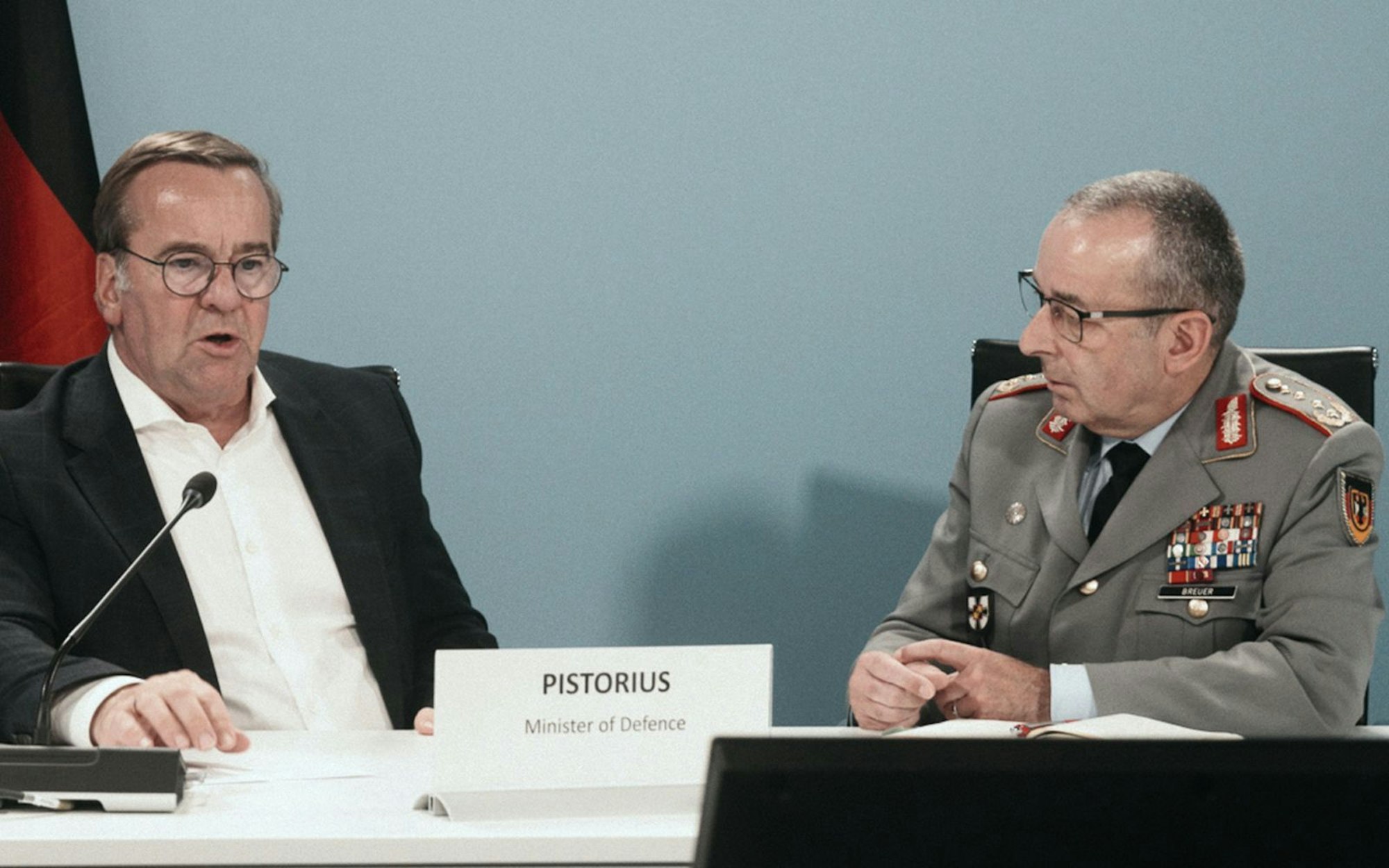 Verteidigungsminister Boris Pistorius (links) pflegt ein Vertrauensverhältnis zu Carsten Breuer. (Bild: NDR / Lucas Stratmann)