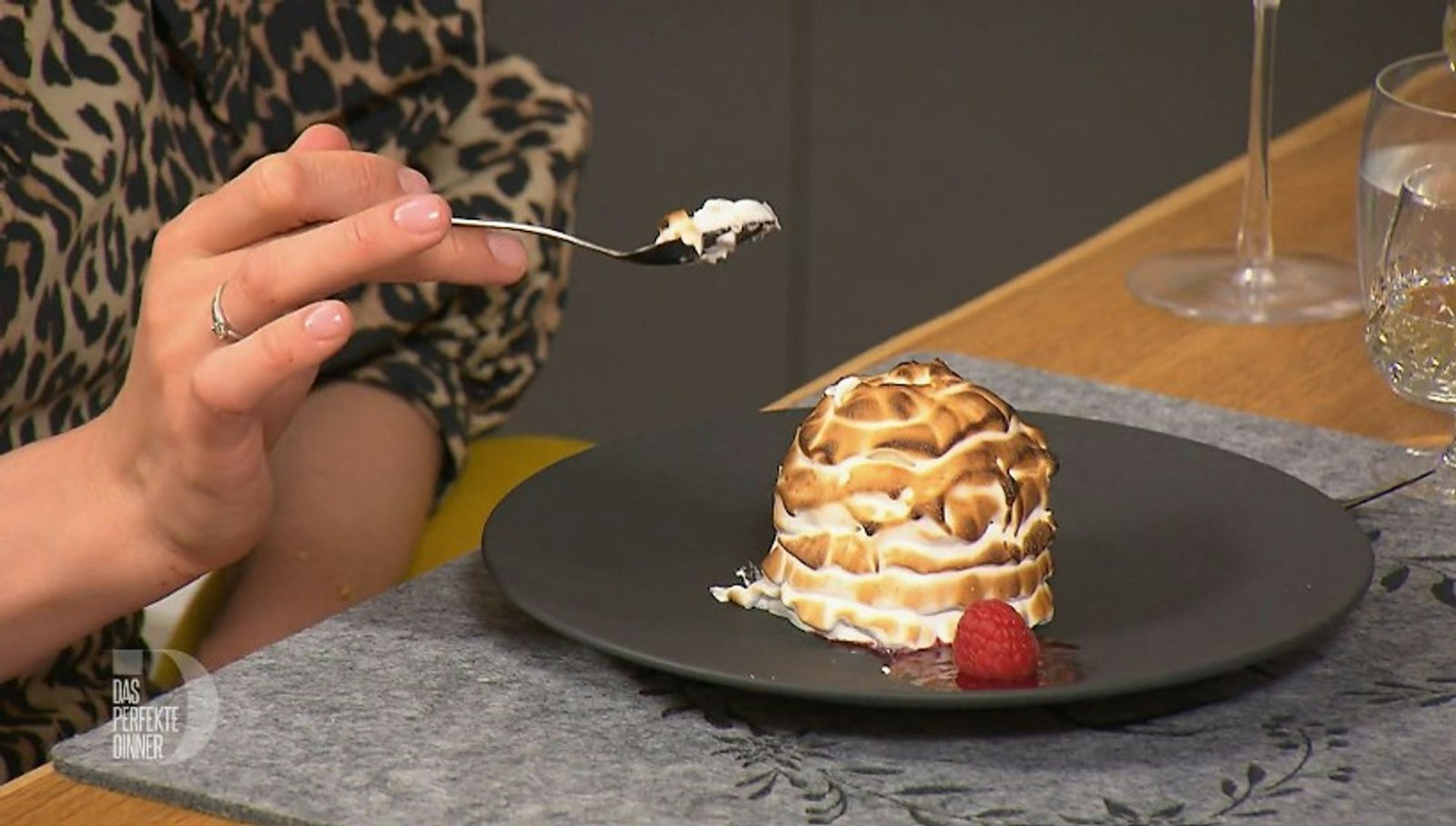 „Ganz großes Kino“, sagt Kim zu Franks geflämmten Baiser-Dessert (Bild: RTL)