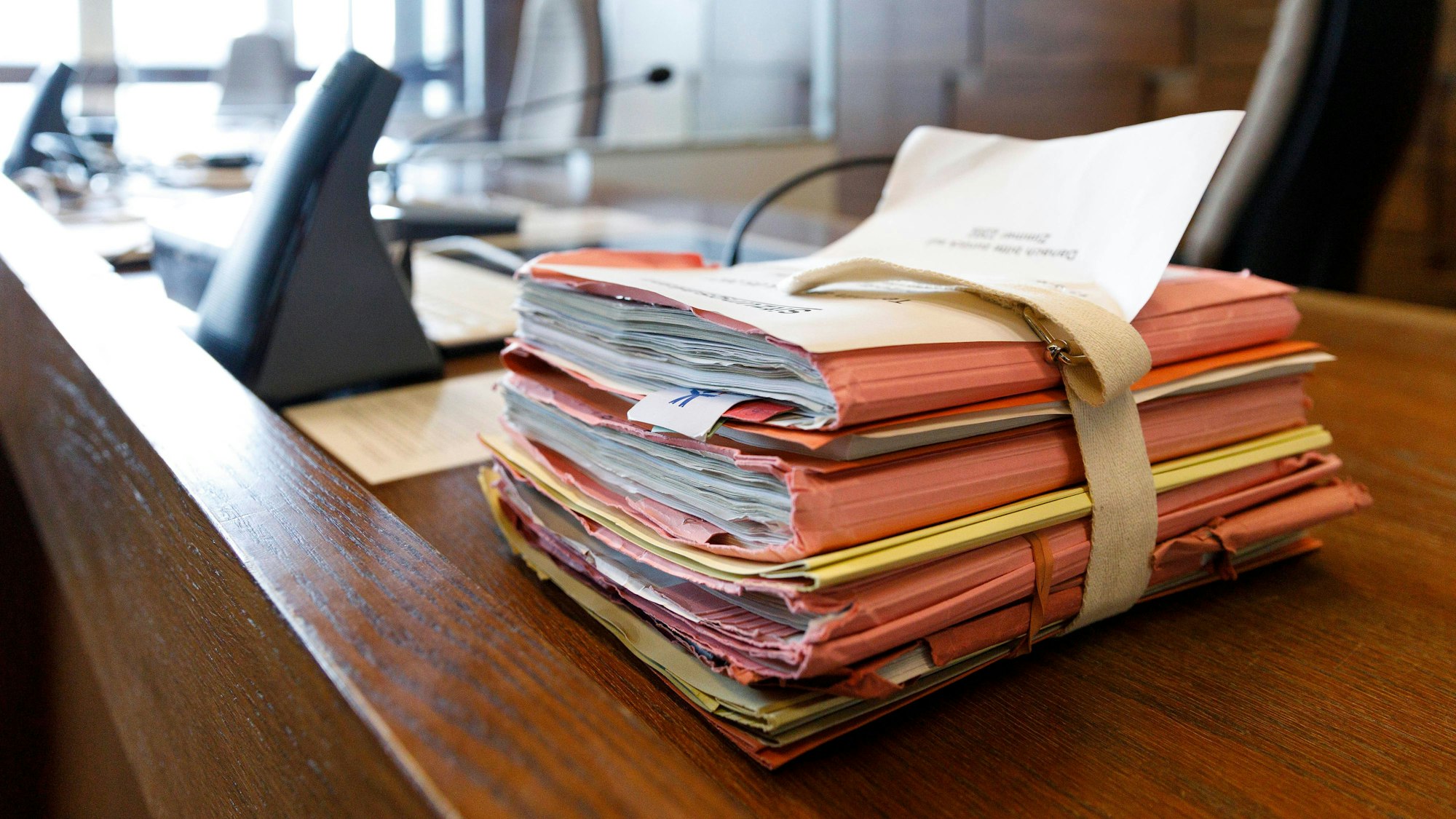 Die Akte ist dick: Jahrelangen gewerbsmäßigen Vorenthalt von Arbeitsentgelt, Schwarzarbeit und damit verbundenen Sozialversicherungsbetrug sowie Steuerhinterziehung in 180 Fällen wirft die Anklage zwei Männer aus Frechen vor.