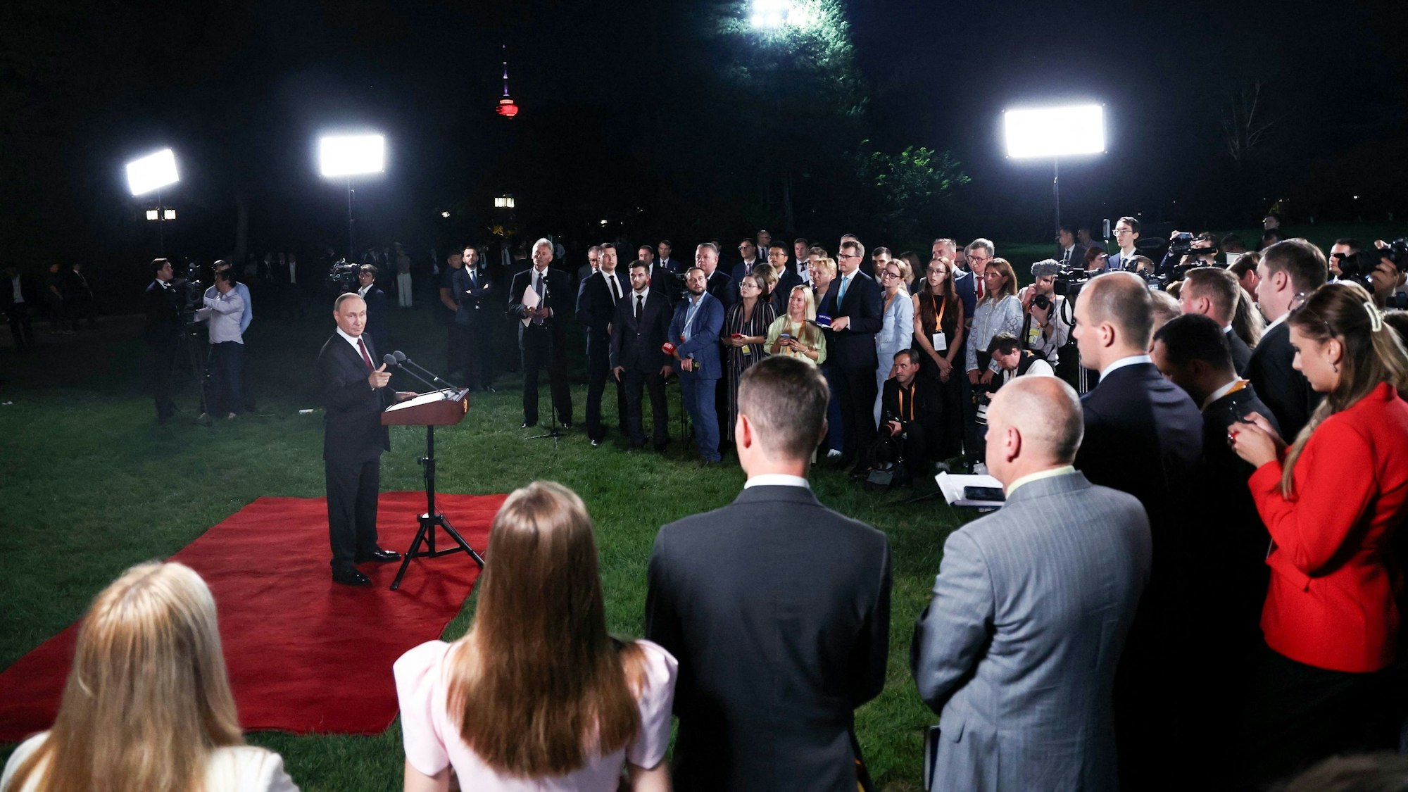 Kremlchef Wladimir Putin bei einer Pressekonferenz zum Abschluss seiner China-Reise.