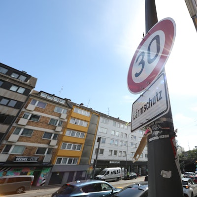 26.08.2025, Köln: Die Stadt Köln hat auf der Luxemburger Straße zwischen Barbarossaplatz und Militärringstraße in beiden Fahrtrichtungen die Höchstgeschwindigkeit auf 30 Stundenkilometer reduziert. Die Maßnahme dient dem Lärmschutz der Anwohnenden. Die "Tempo 30"-Beschilderung ist ab Dienstag in Kraft. Foto: Arton Krasniqi