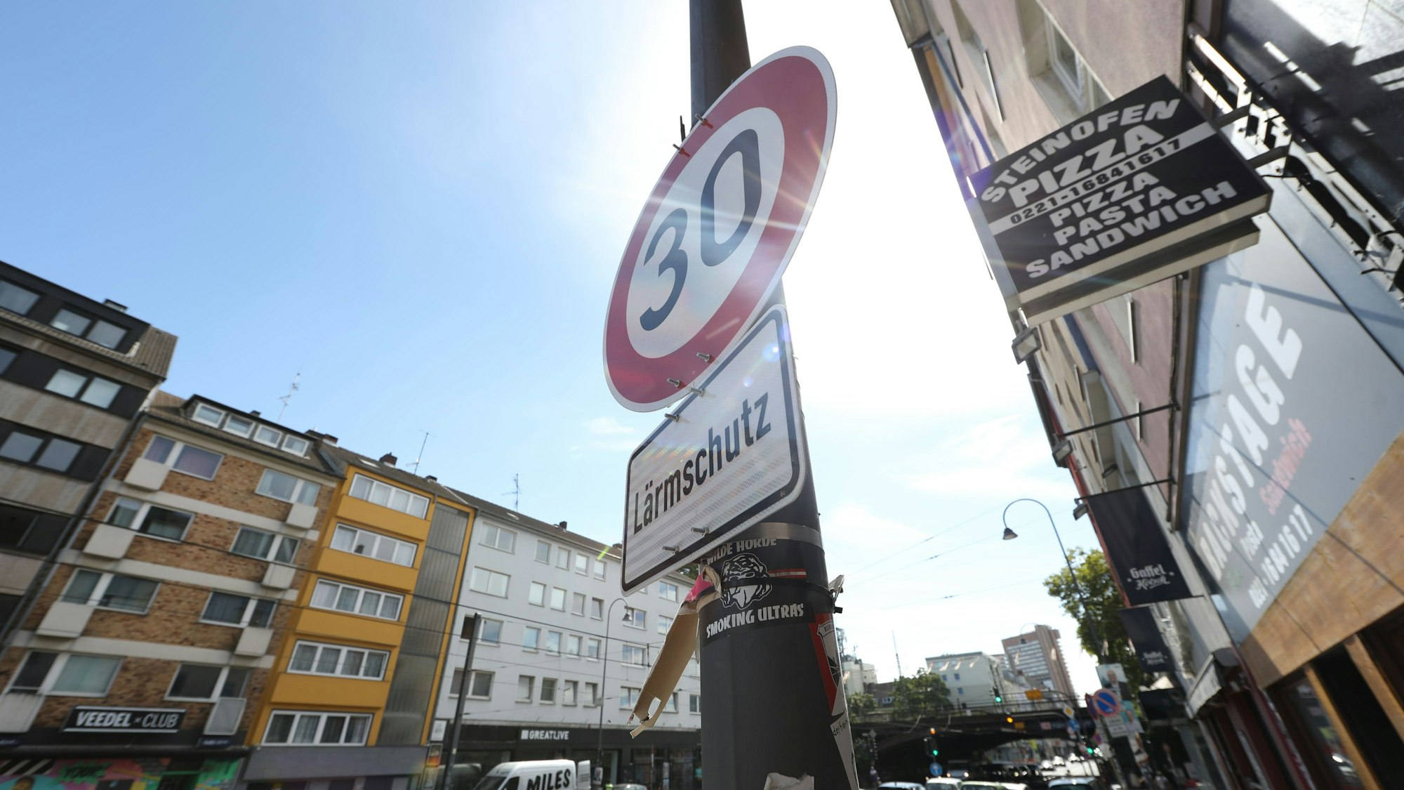 26.08.2025, Köln: Die Stadt Köln hat auf der Luxemburger Straße zwischen Barbarossaplatz und Militärringstraße in beiden Fahrtrichtungen die Höchstgeschwindigkeit auf 30 Stundenkilometer reduziert. Die Maßnahme dient dem Lärmschutz der Anwohnenden. Die "Tempo 30"-Beschilderung ist ab Dienstag in Kraft. Foto: Arton Krasniqi