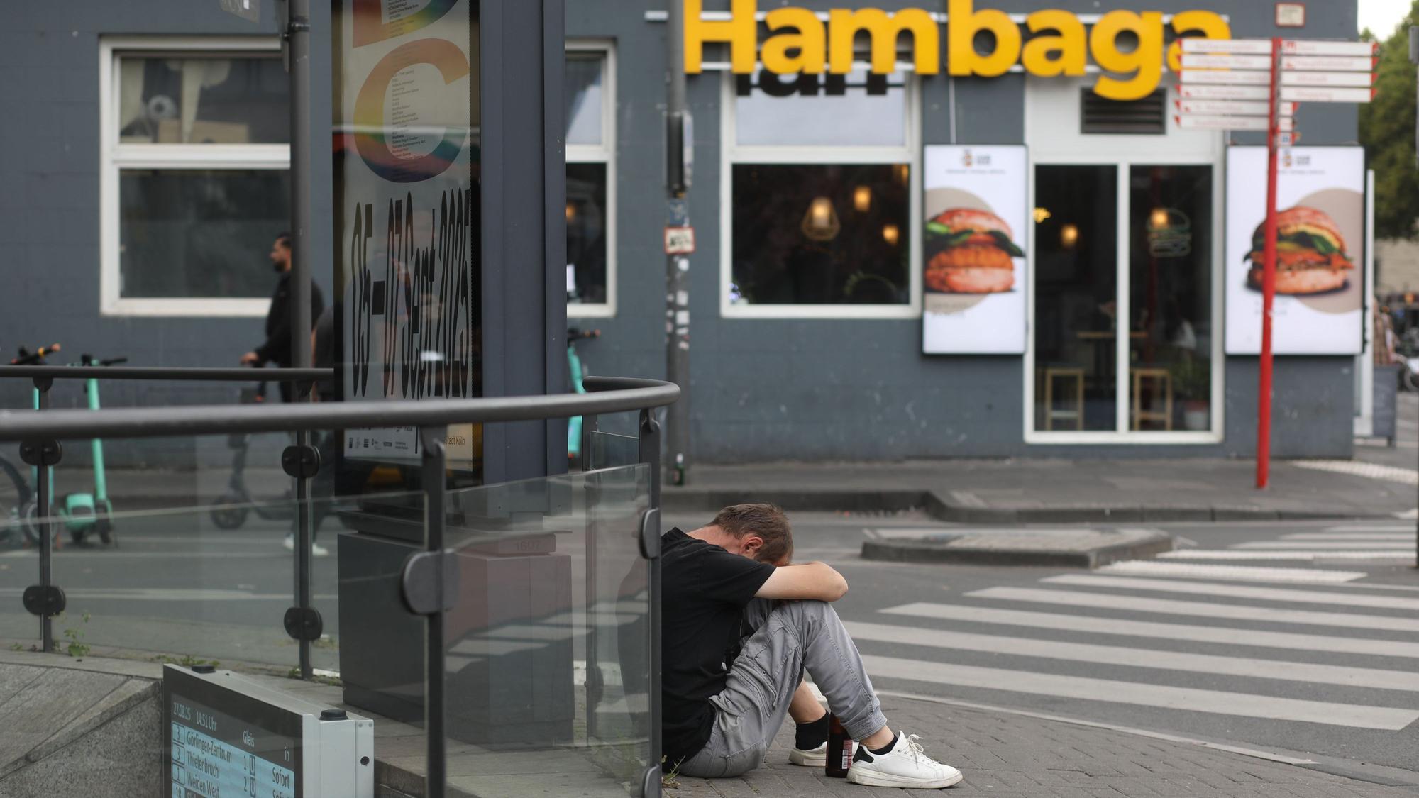 29.08.2025, Köln: Rund um den Neumarkt - ein Ortsbesuch in der Innenstadt. Zahlreichen Drogenabhängigen prägen das Bild des Stadtteils. Die Polizei ist im Dauereinsatz. Foto: Arton Krasniqi
Personen müssen unkentlich gemacht werden!!!!