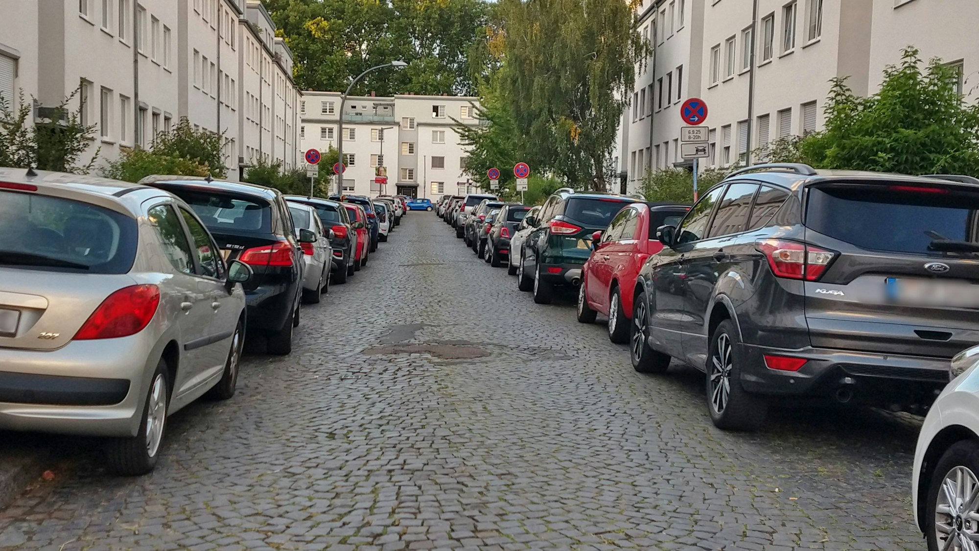 In der Alfterstraße darf seit Anfang September zwischen gegenüber der Hausnummer 17 und der Hausnummer 2 auf der linken Seite stadteinwärts nicht mehr geparkt werden. Dadurch fallen in der Straße rund 30 Parkplätze weg.