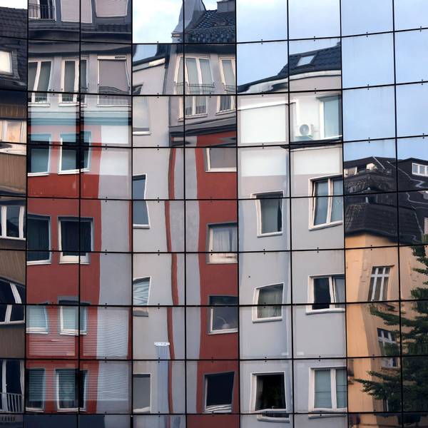 Häuser spiegeln sich in einer Fassade in der Kölner Innenstadt. In Deutschland ist der Mietspiegel eine der gesetzlich vorgesehenen Möglichkeiten für die Ermittlung der ortsüblichen Vergleichsmiete. Themenbild, Symbolbild Köln, 20.06.2025 NRW Deutschland *** Houses are reflected in a façade in the center of Cologne In Germany, the rent index is one of the statutory options for determining the local comparative rent Themed image, symbolic image Cologne, 20 06 2025 NRW Germany Copyright: xChristophxHardtx
